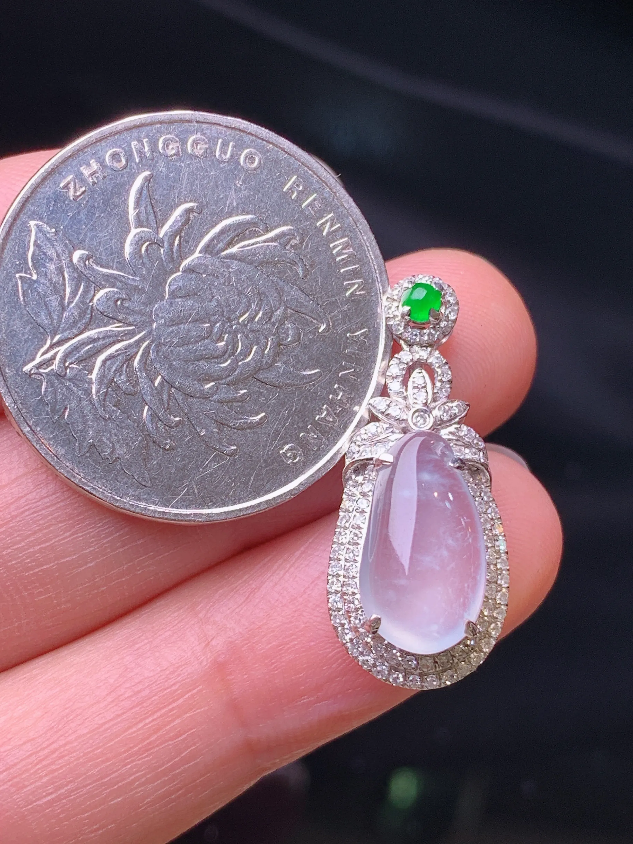 18k金钻镶嵌冰种福瓜吊坠 玉质细腻 色泽艳丽清新 整体尺寸25*10.8*8.3