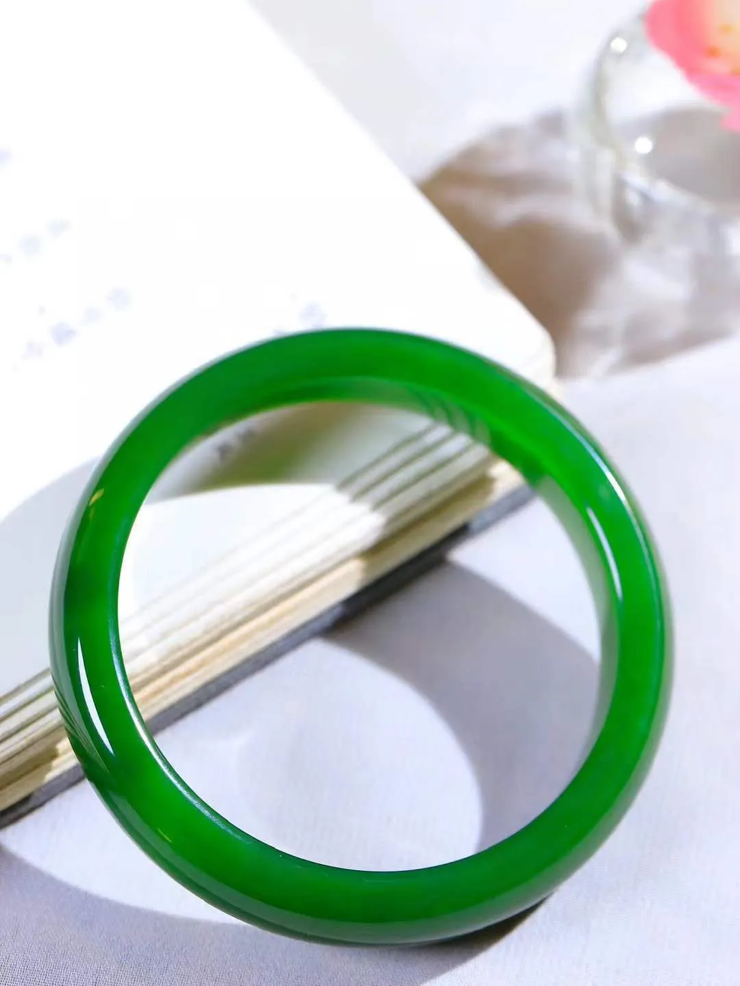 【悠悠芳华.镯】

典藏级和田玉碧玉手镯 玉质温润 青葱岁月，尽收腕中，婉转流畅，凝岁月悠长。盈一眸恬淡，挽一抹绿意。重45克 内径56mm尺寸11.7-7.7mm   86161055A