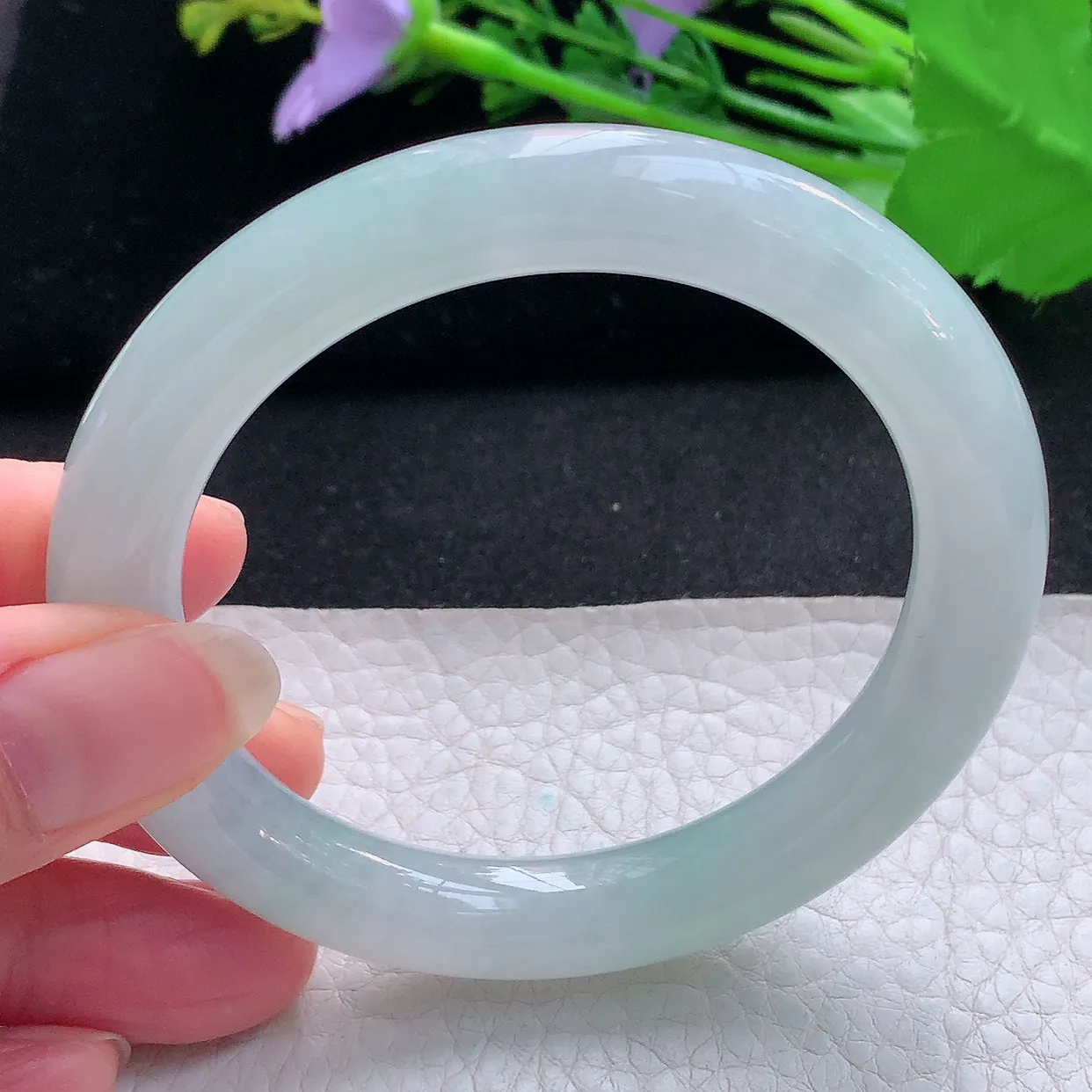 js实拍56*10美人镯 天然缅甸翡翠玉手镯冰润浅绿圆条玉手环