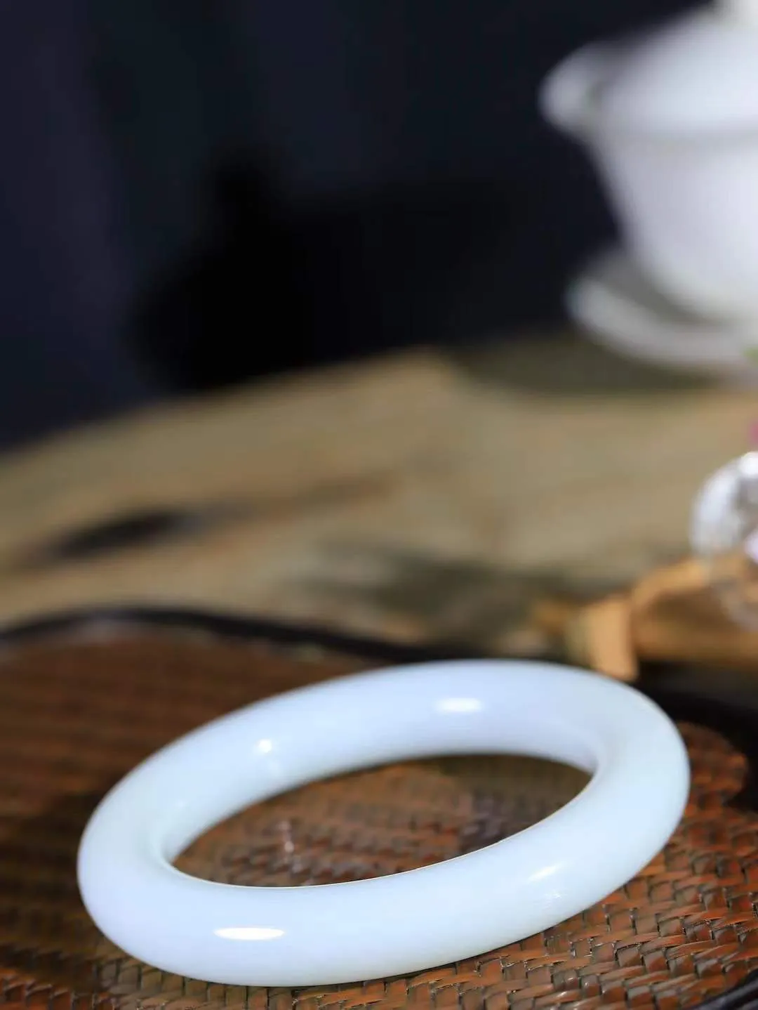 【玉佳人·手镯】

精品️和田玉白玉圆条手镯 ，玉质细腻油润，做工细致精美，端庄素雅，亭亭玉立，芊