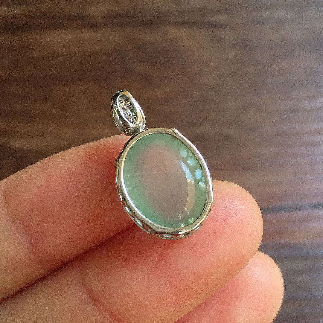 冰种底色蛋面吊坠，18k金镶嵌，冰润饱满，玉质细腻，种水足，Gs 尺寸20.8*12.1*7.3