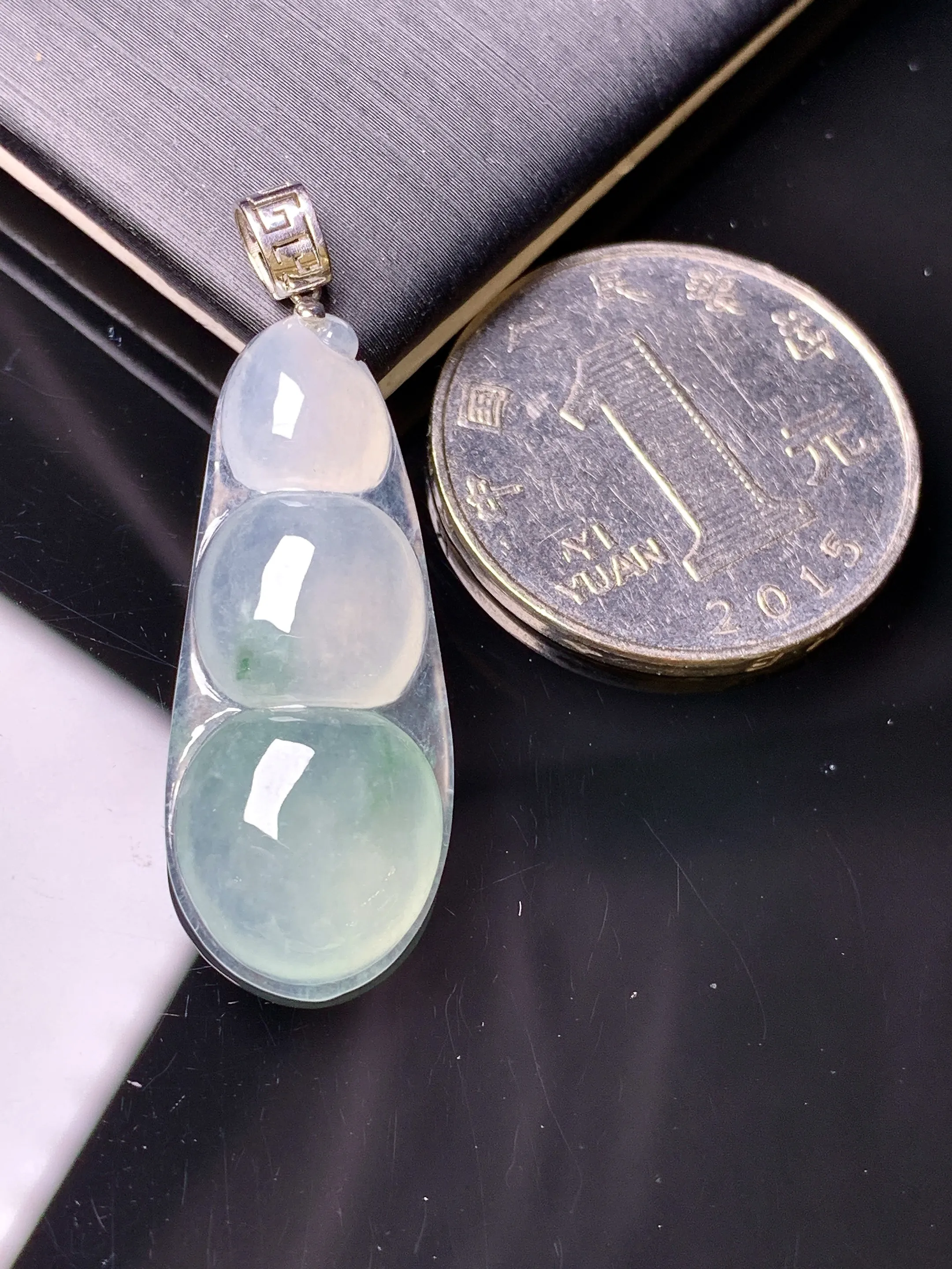 18k金镶嵌冰种四季豆吊坠 玉质细腻 色泽艳丽清新 整体尺寸38.2*12.8*4.8