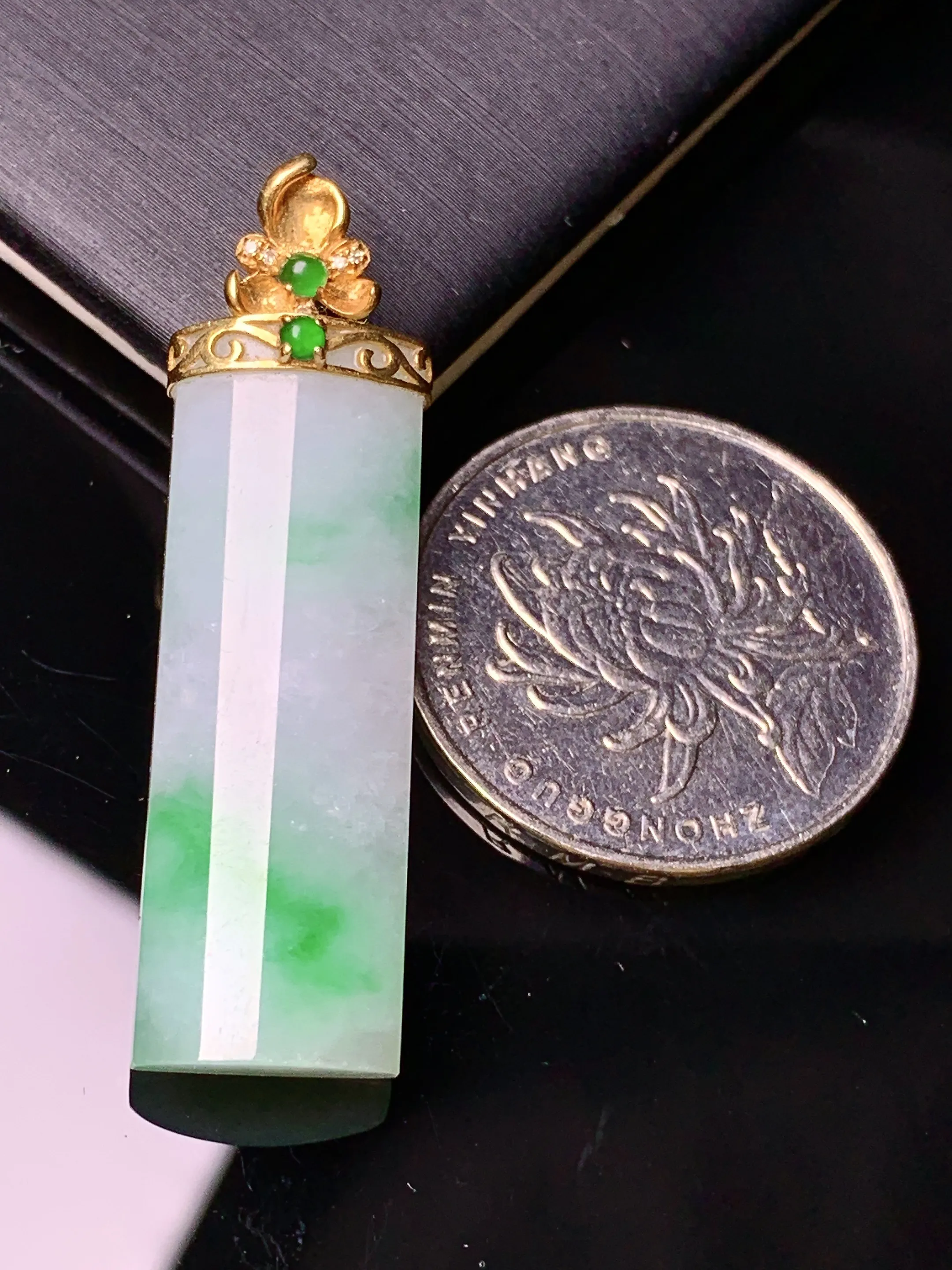 18k金镶嵌飘绿玉柱吊坠 玉质细腻 色泽艳丽清新 整体尺寸40*11.2*5.5