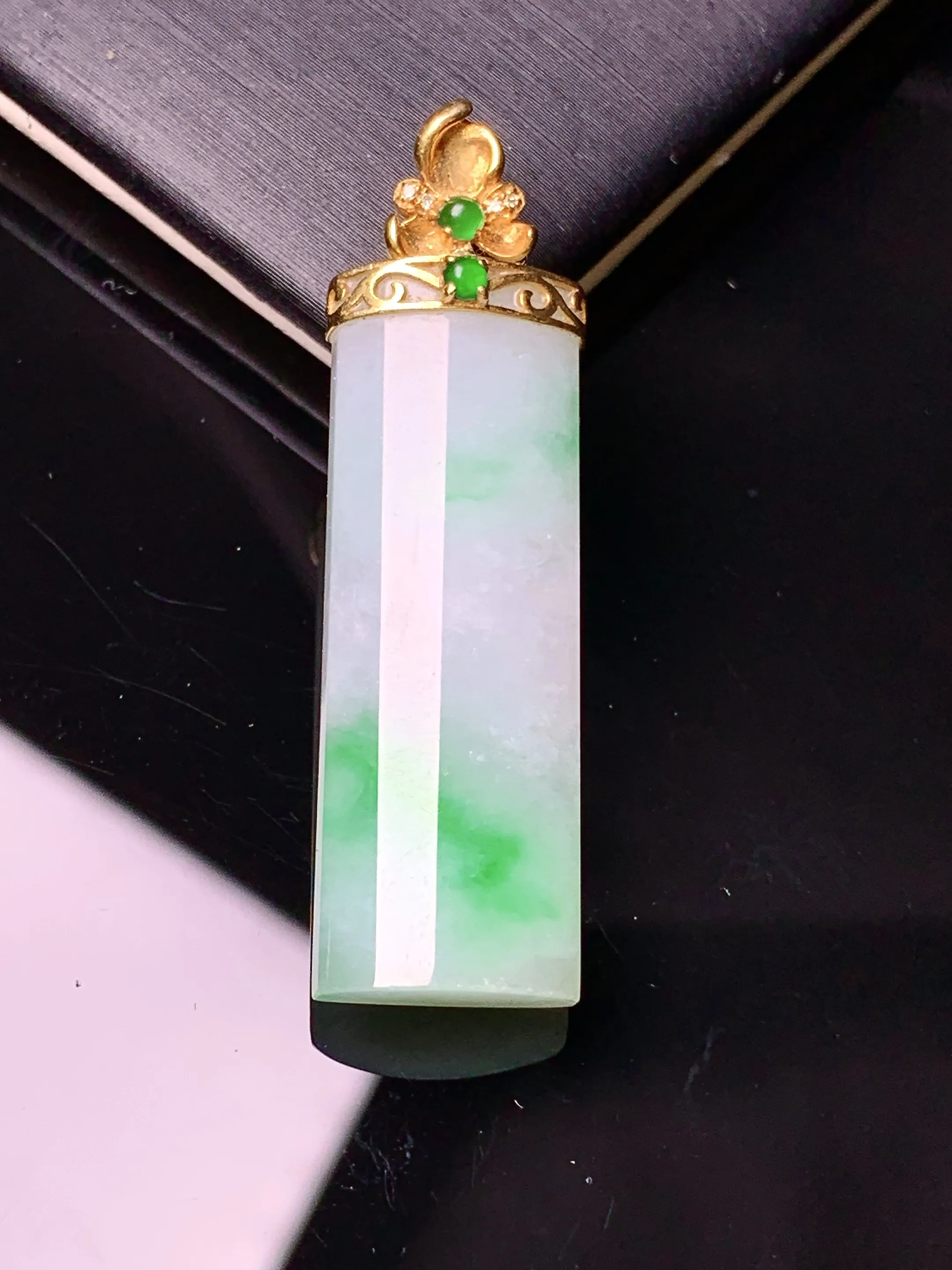 18k金镶嵌飘绿玉柱吊坠 玉质细腻 色泽艳丽清新 整体尺寸40*11.2*5.5