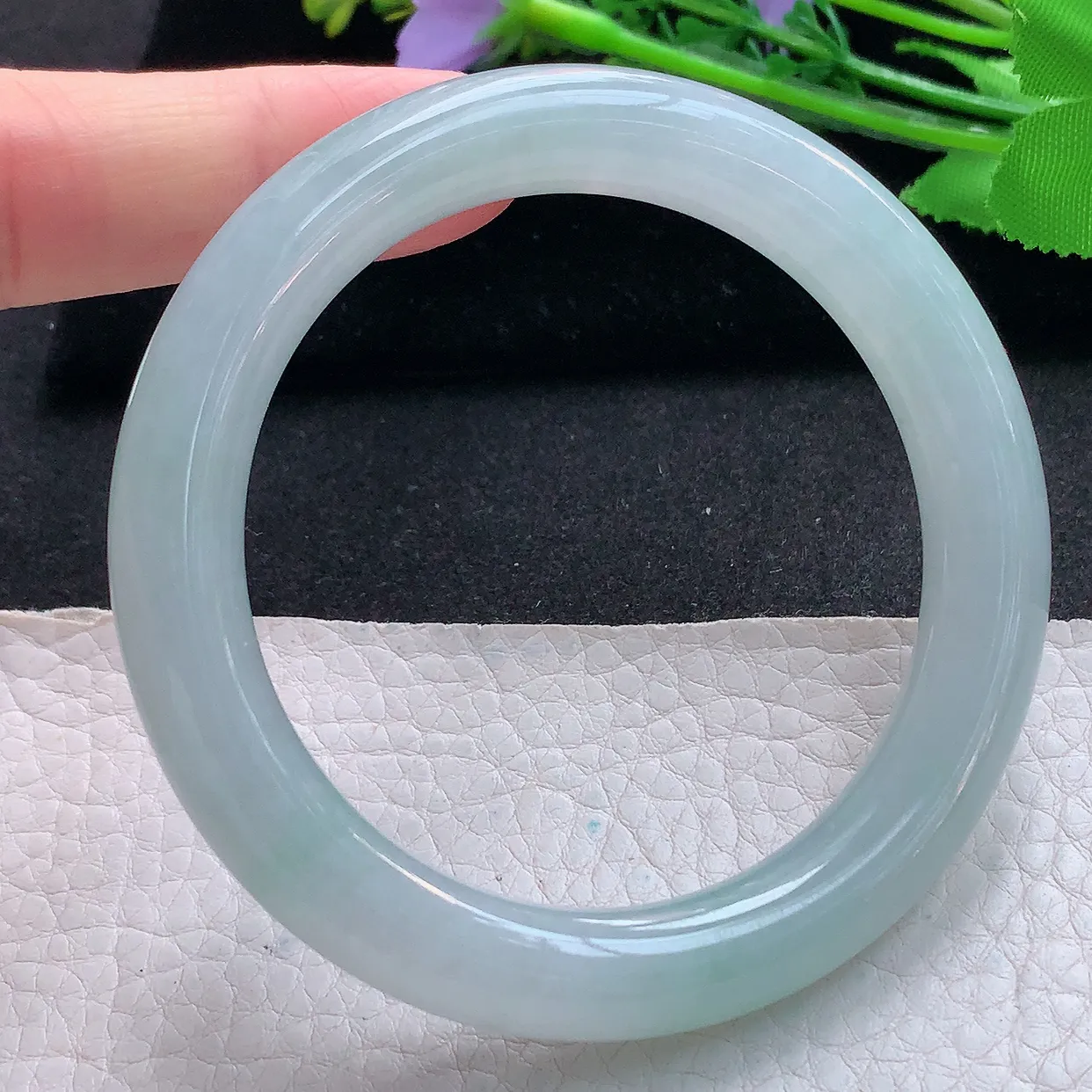 js实拍56*10美人镯 天然缅甸翡翠玉手镯冰润浅绿圆条玉手环