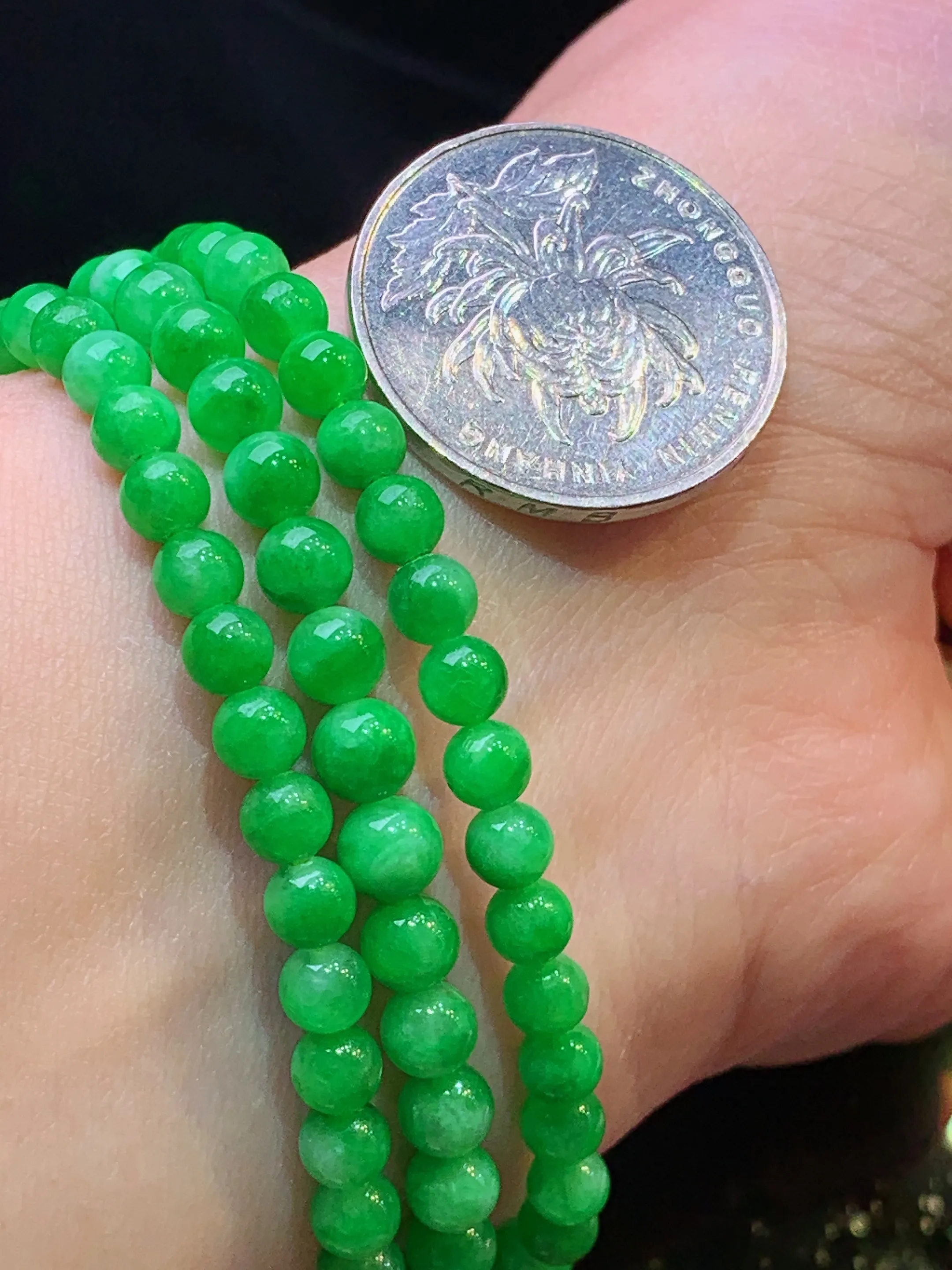 翠绿圆珠项链 玉质细腻 色泽艳丽清新 整体尺寸5