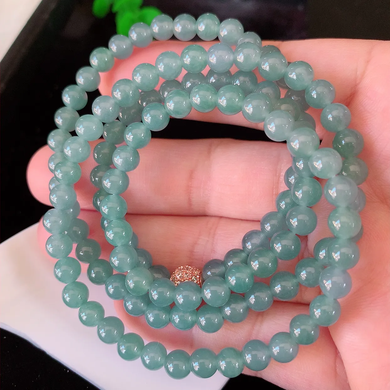 自然光实拍，冰种满色翡翠项链，翠色灵动，佩戴效果时尚出众，尽显气质，玉质细腻，美感十足。#001.1取一尺寸5.8