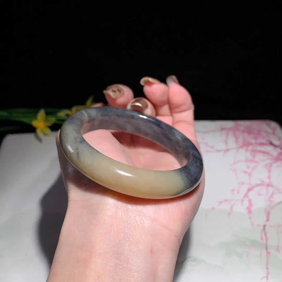 和田玉53圈口楼兰青花糖料手镯！玉质细腻油润 底色纯净  无裂无黑 脂粉好，品质高。