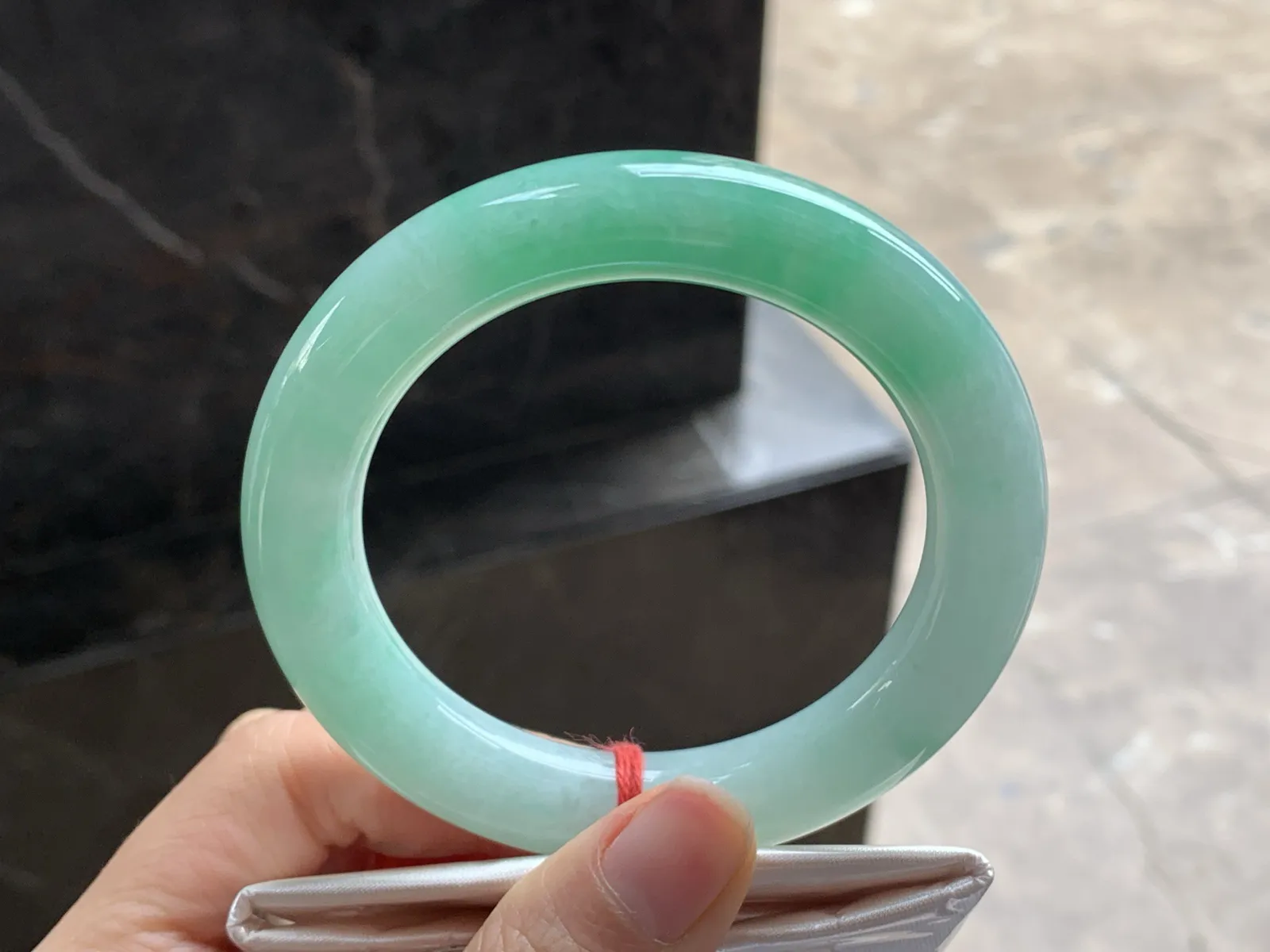 56.5-11.2

阳绿色圆条手镯^_^色阳鲜艳