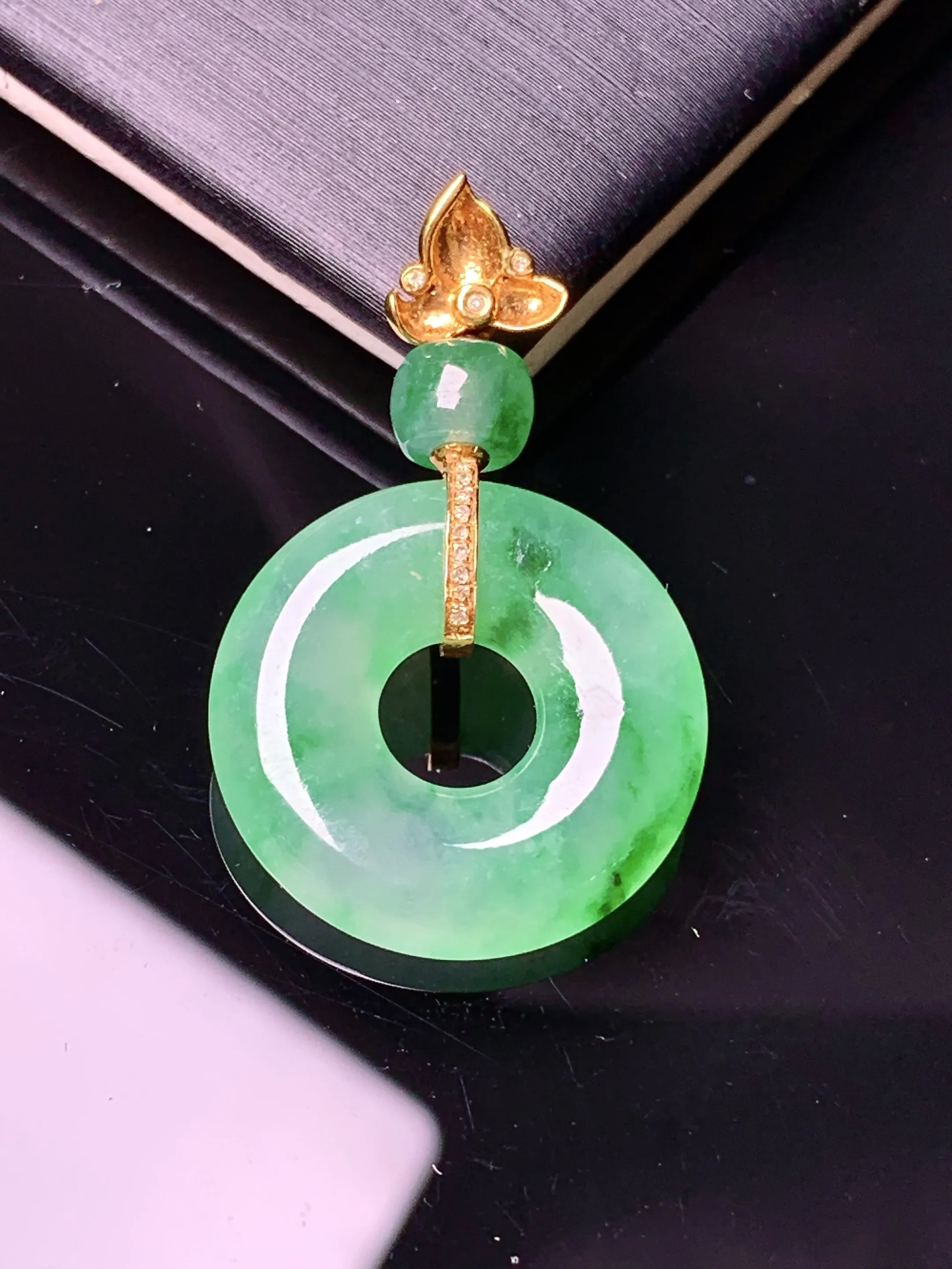 18k金钻镶嵌翠绿平安环吊坠 玉质细腻 色泽艳丽清新 整体尺寸30.5*18.9*3.8