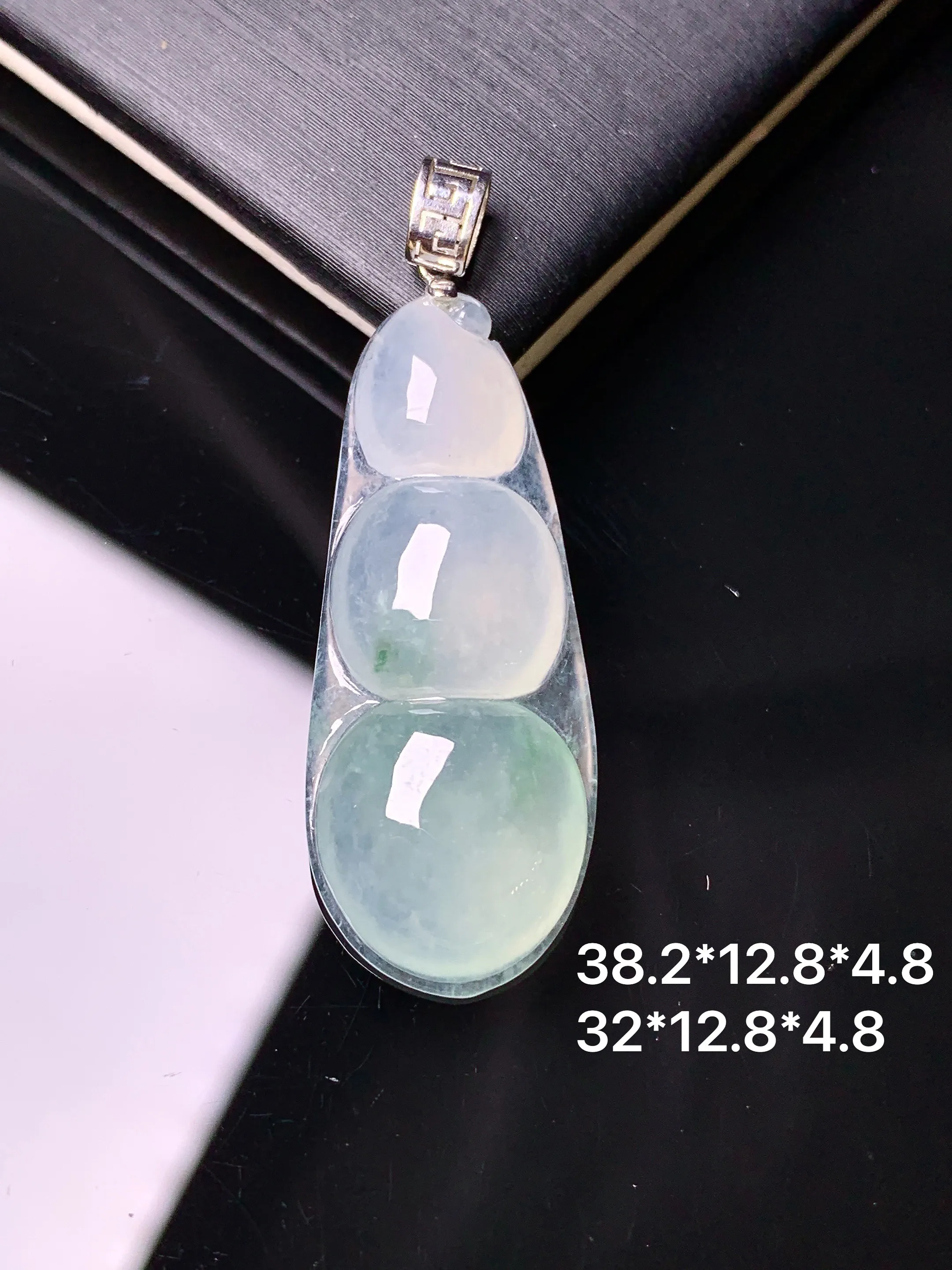 18k金镶嵌冰种四季豆吊坠 玉质细腻 色泽艳丽清新 整体尺寸38.2*12.8*4.8