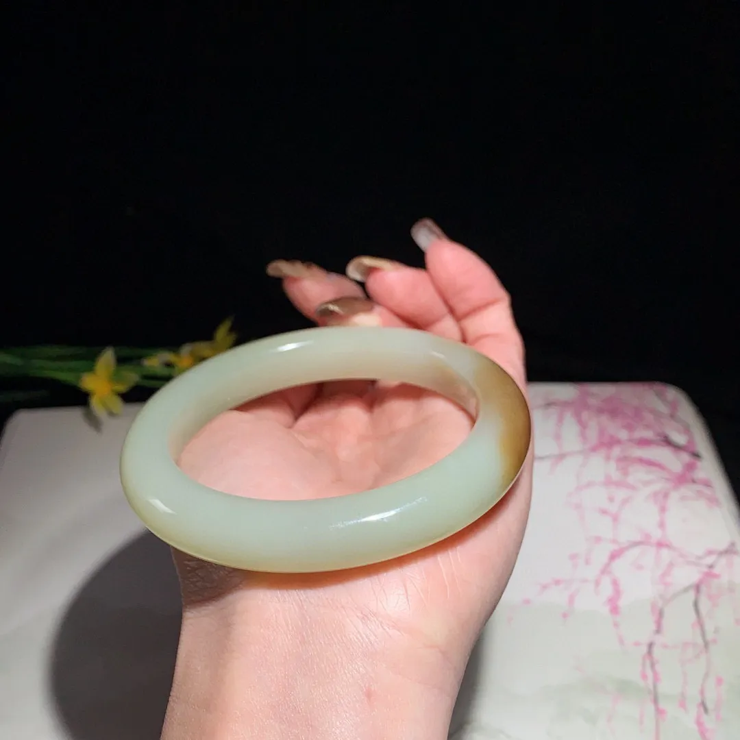 和田玉63圈且末糖手镯！玉质细腻油润 底色纯净  无裂无黑 脂粉好，品质高。