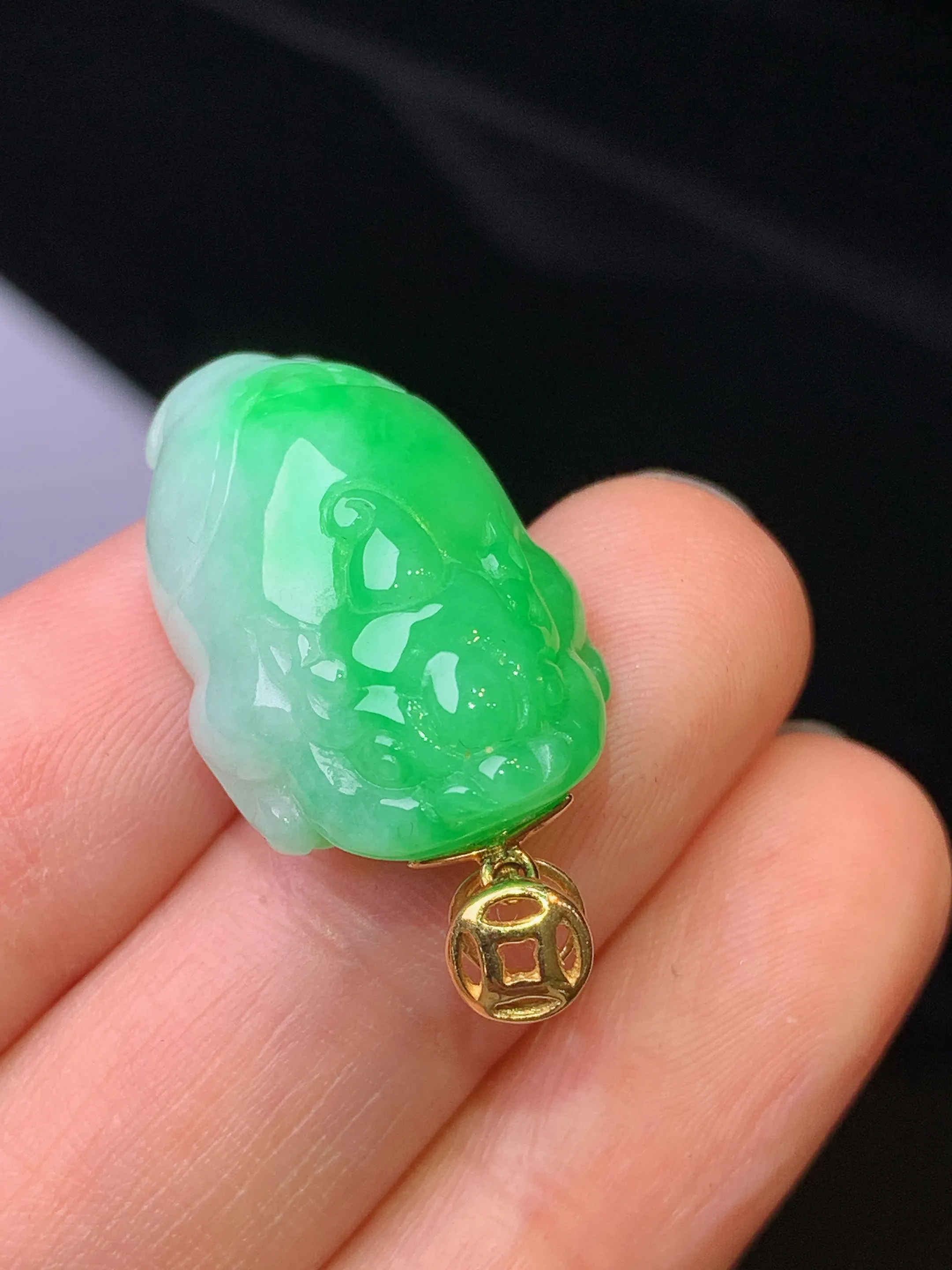 18k金镶嵌翠绿金蟾吊坠 玉质细腻 色泽艳丽清新 整体尺寸29.5*15.8*10.5