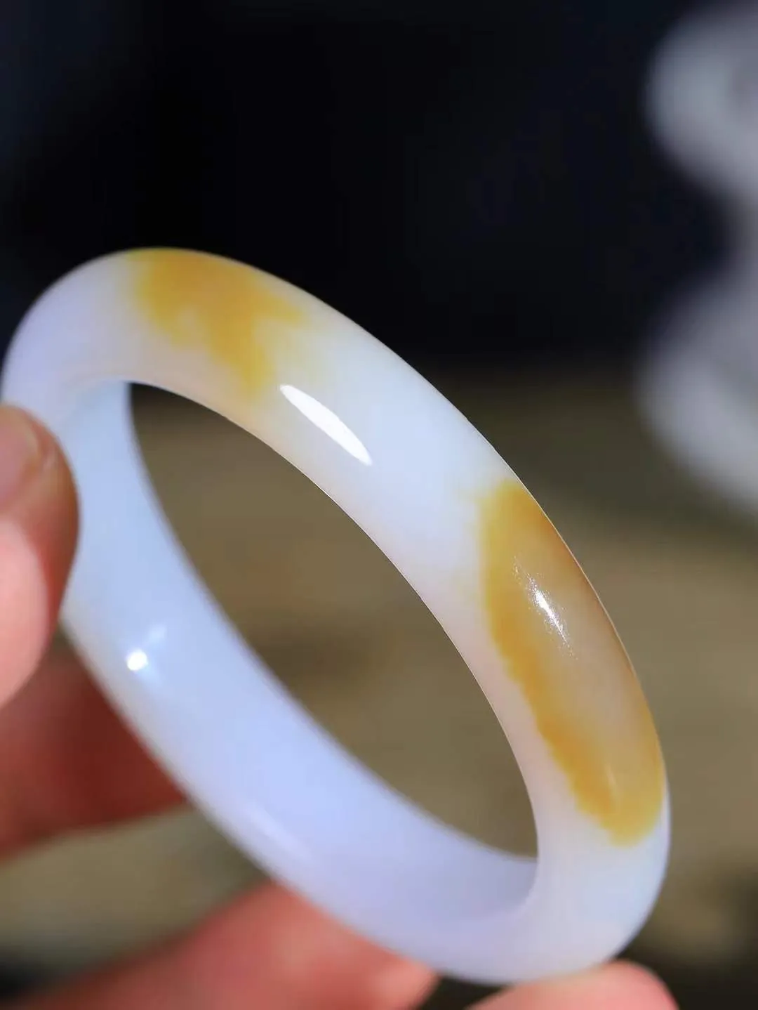 【贵妃镯.玉腕清响】    

精品和田玉糖白玉贵妃镯，玉质温润细腻 油性十足 相传杨贵妃十分喜爱椭圆形态手镯，后人称其为贵妃镯。因其形与人手腕形相吻合，佩戴更服帖，别具妩媚风格。
重45.3克   正圈内径51-48.5mm尺寸12-8mm   fDL-10181016