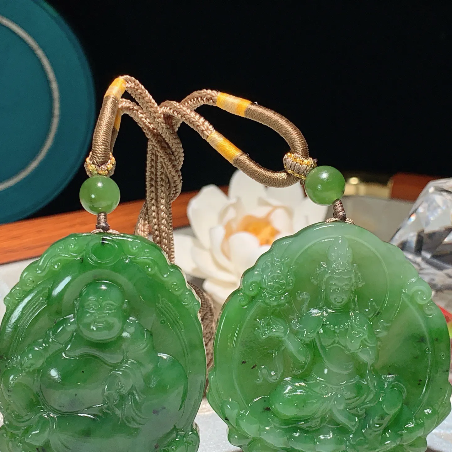 一对和田玉阳绿俄罗斯碧玉观音佛对牌挂件 尺寸54/49/10总重90克。玉质细腻油润。手推出油品相大