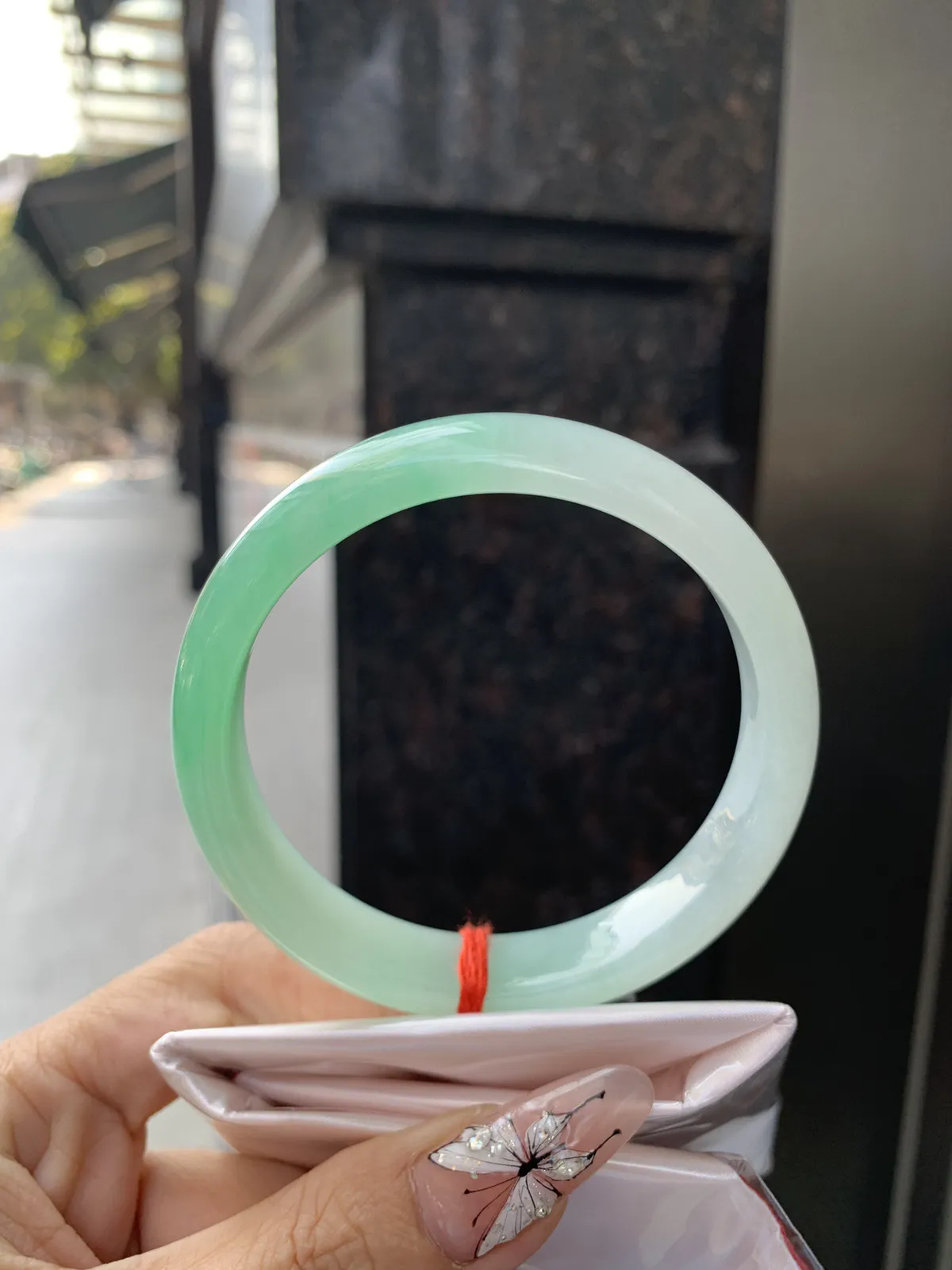 冰胶阳绿半山水
59.5-13.4-7.5底妆水润细腻，半截甜阳翠色肆意流淌，娇艳欲滴，半山半水，宛如春日里的繁华盛景