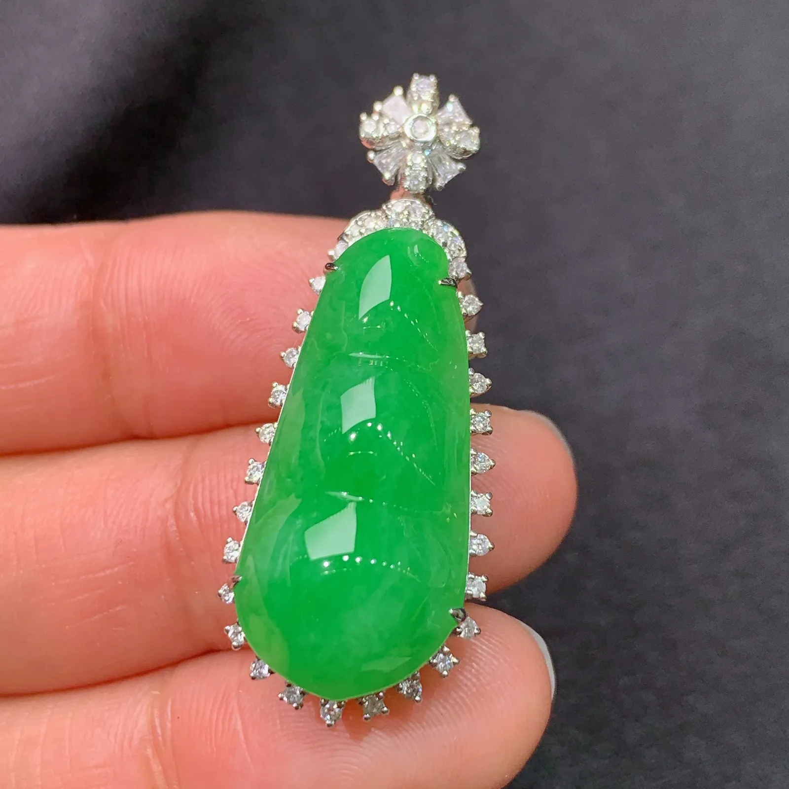 阳绿福豆吊坠，18k金镶嵌，色泽鲜阳，冰润细腻，种水足，Ax 尺寸38.2*14.8*11.6