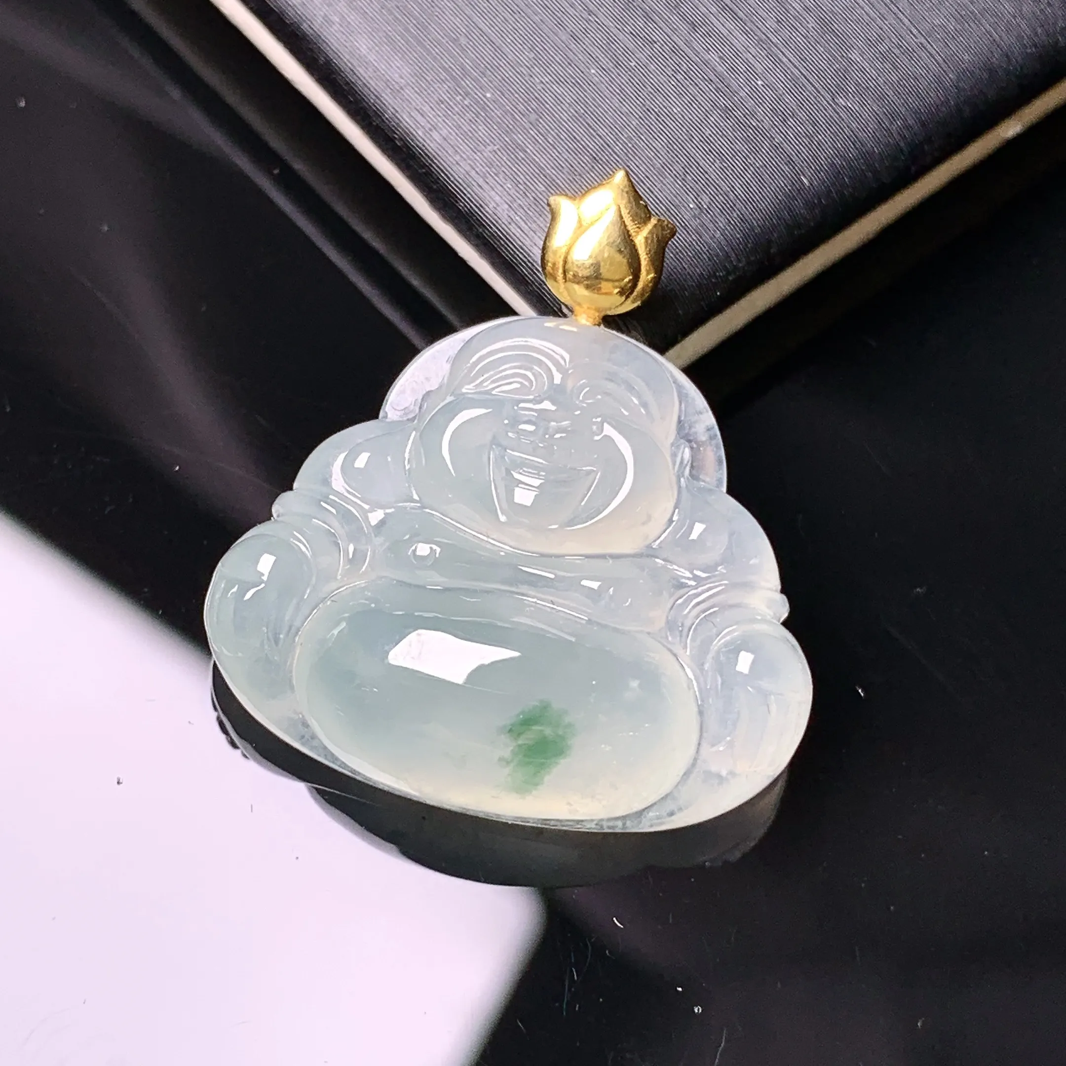 18k金镶嵌冰种飘绿佛公吊坠 玉质细腻 色泽艳丽清新 整体尺寸25*23*6.8