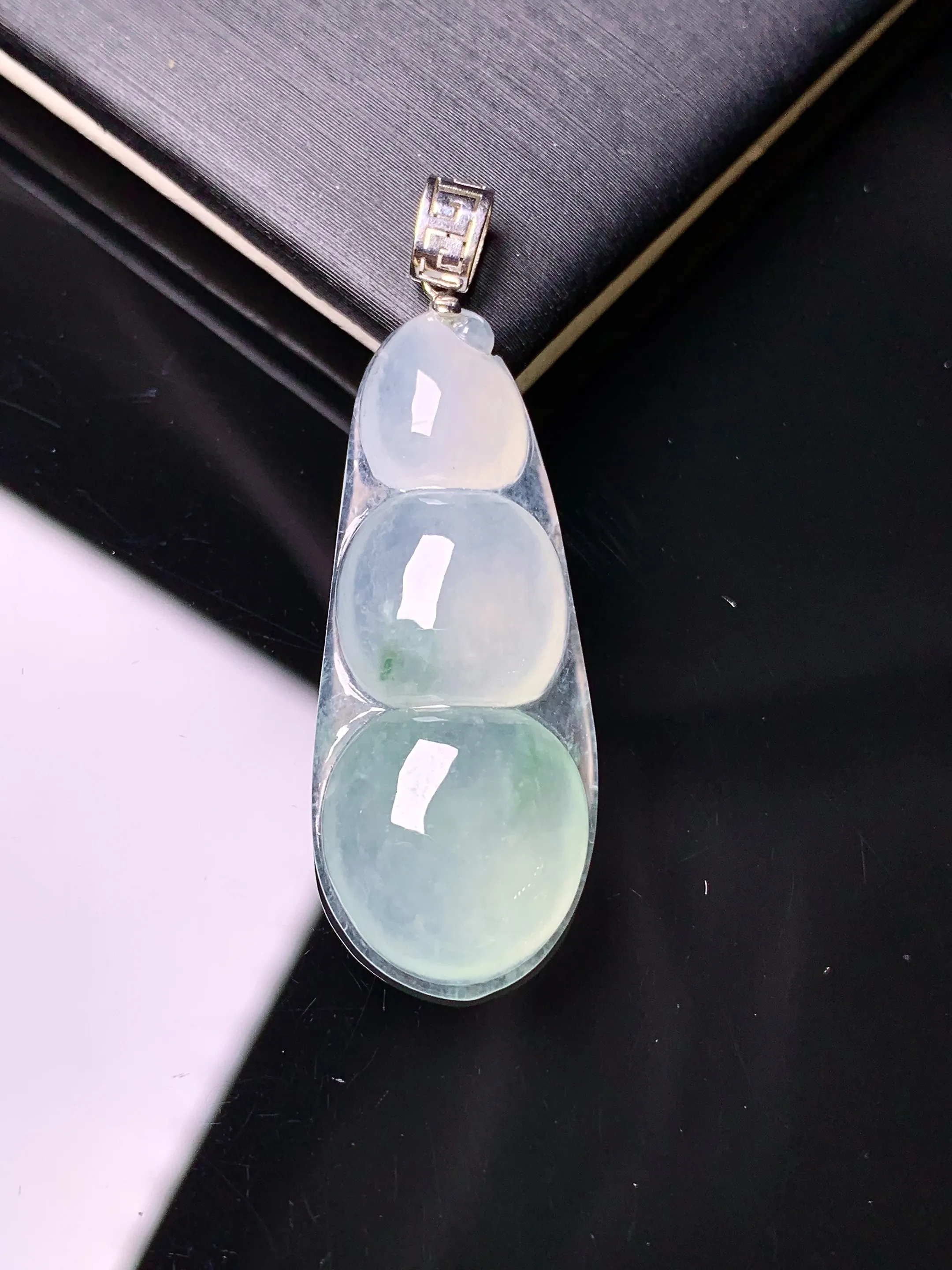 18k金镶嵌冰种四季豆吊坠 玉质细腻 色泽艳丽清新 整体尺寸38.2*12.8*4.8