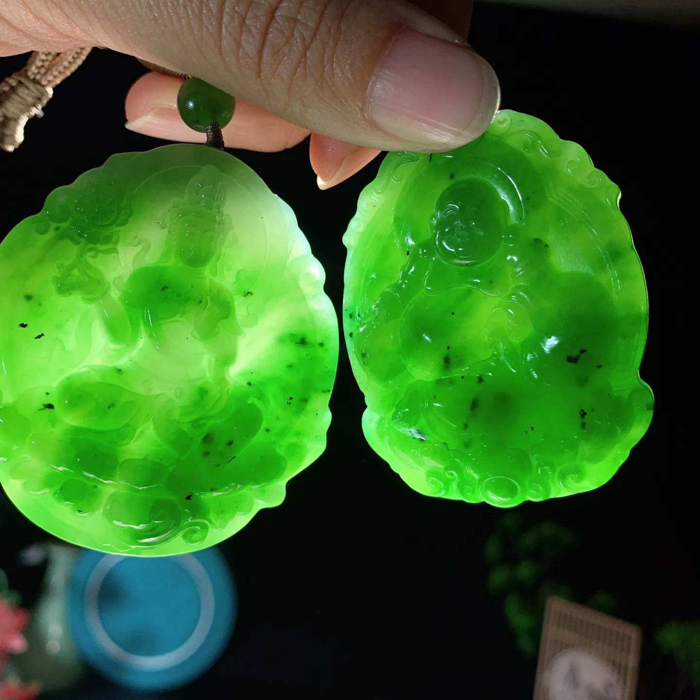 一对和田玉阳绿俄罗斯碧玉观音佛对牌挂件 尺寸54/49/10总重90克。玉质细腻油润。手推出油品相大气。250109