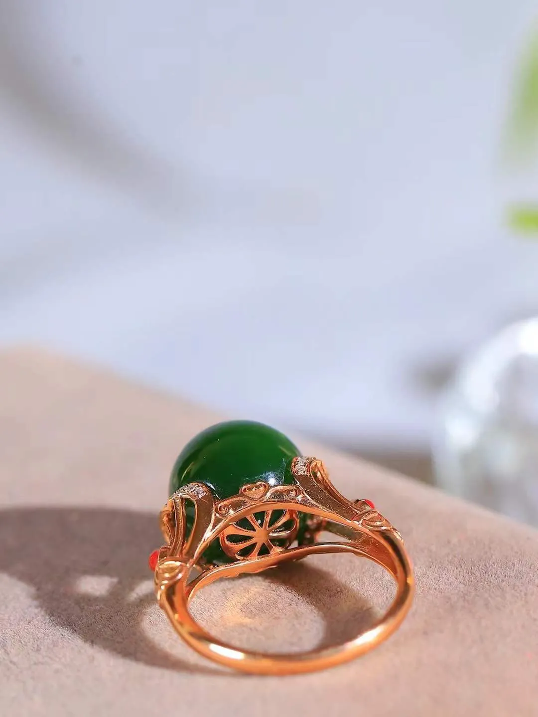 【金镶玉.戒指】

精品和田玉碧玉18k金镶嵌戒指 玉质细腻温润 油性十足 ，不论时光如何流转变化，这枚戒指始终闪耀着最初的光芒。精工镶嵌18K金 （保真金 可检测贵金属18K金） 重5.2克 尺寸17-12mm 78171055A