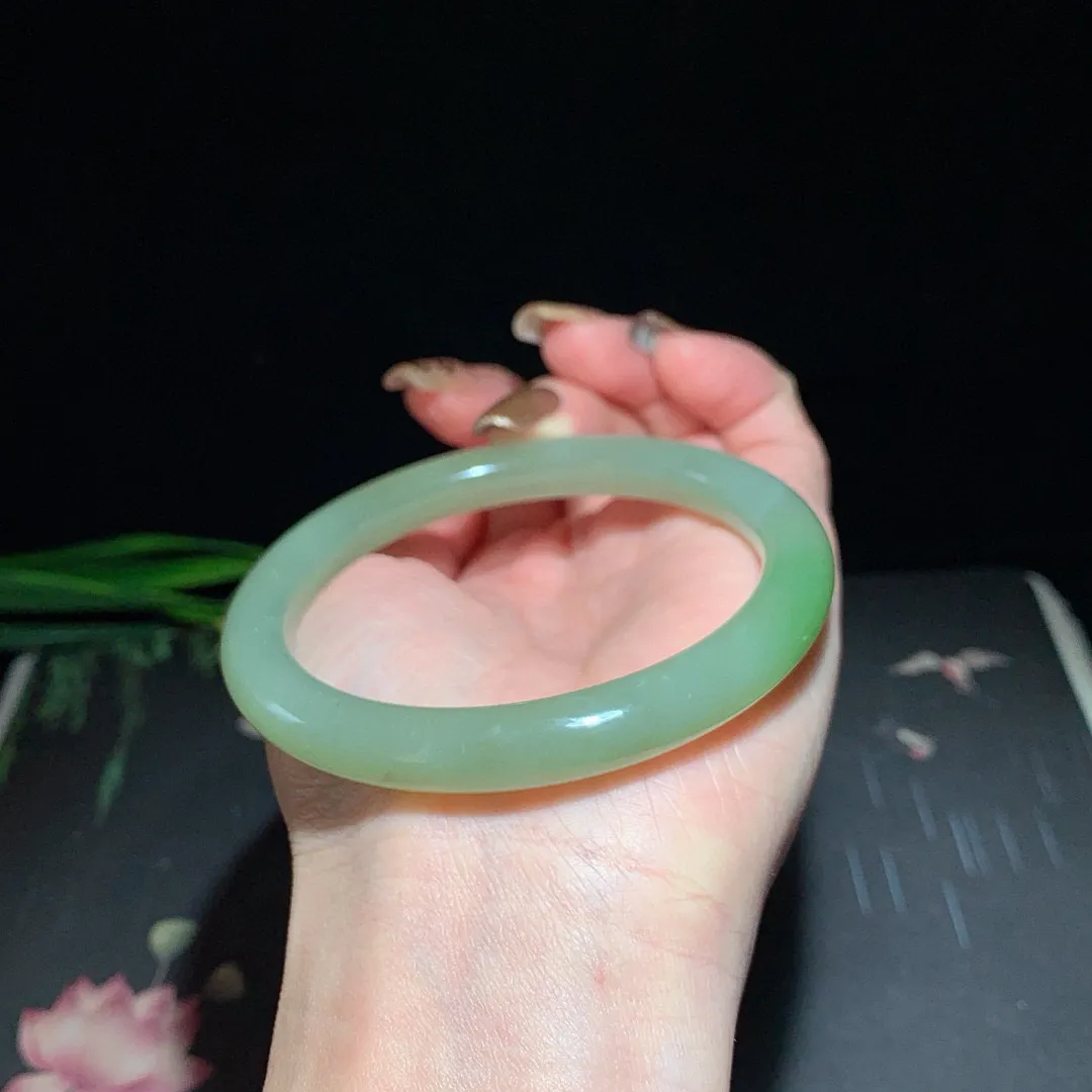 和田玉59圈口翠青手镯！玉质细腻油润 底色纯净 无裂无黑 脂粉好，品质高