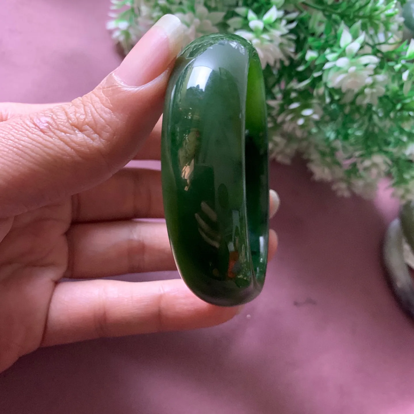 58圈口和田玉碧玉菠菜绿宽版手镯【挽间柔情】，和田玉58圈口宽版手镯，精品粉糖，镯型古朴典雅。在诗情画意的雨巷相遇，你是我腕间的一抹风情，有你眸有深情.清风荡漾湖间静水，我愿俯身低眉，在烟波涟漪处寻