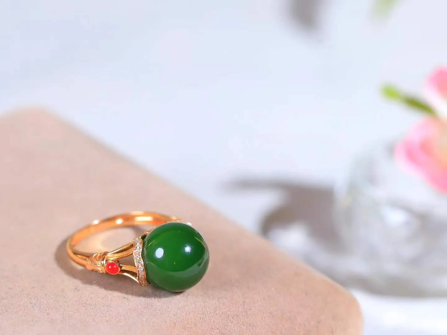 【金镶玉.戒指】

精品和田玉碧玉18k金镶嵌戒指 玉质细腻温润 油性十足 ，不论时光如何流转变化，