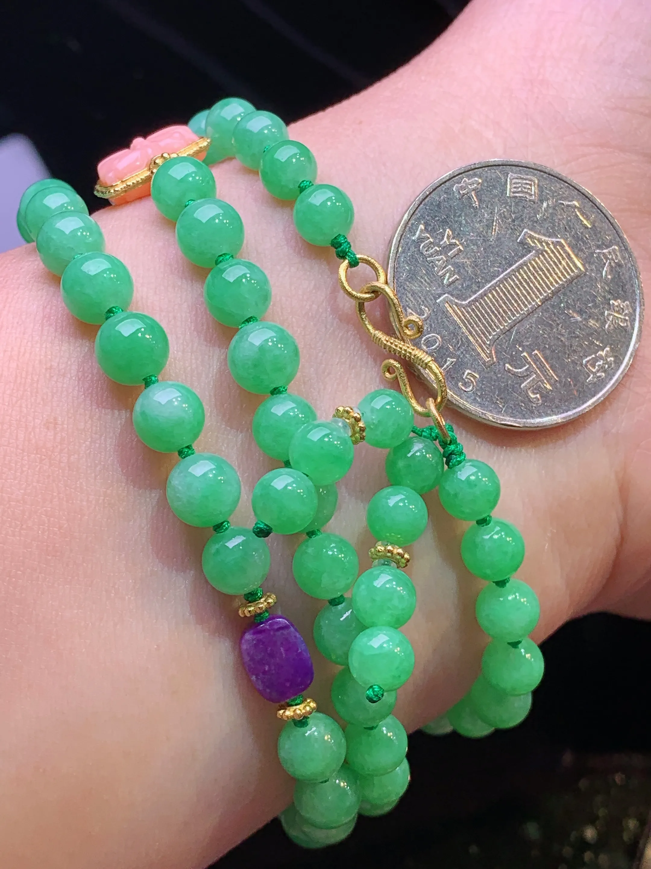 翠绿圆珠项链 玉质细腻 色泽艳丽清新 整体尺寸6.2