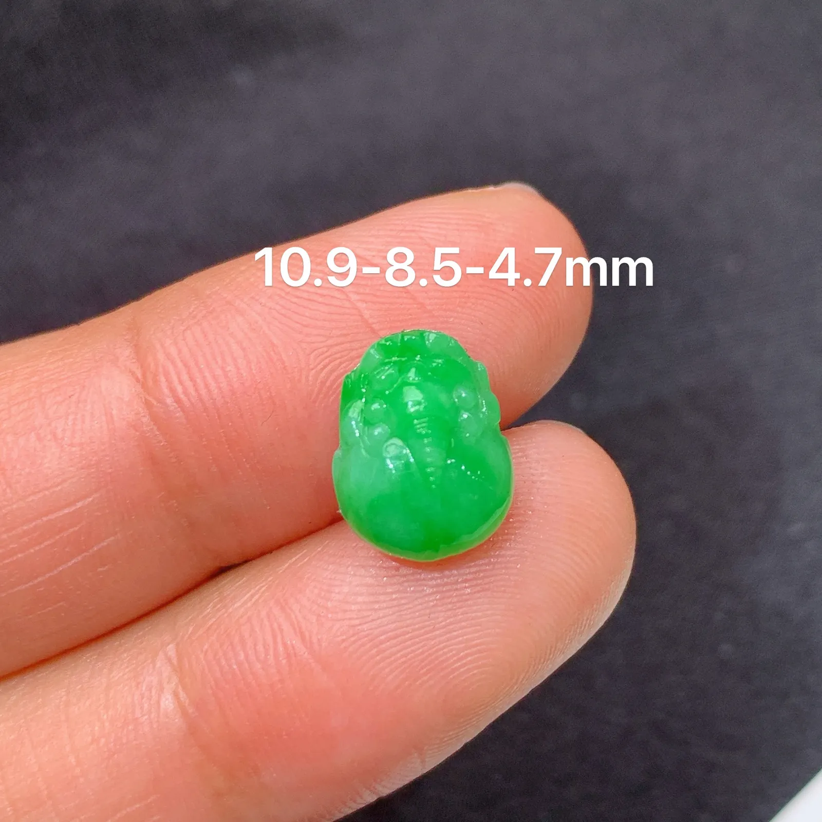 阳绿貔貅，冰润色阳，玉质细腻，种水足，Ht 尺寸10.9*8.5*4.7