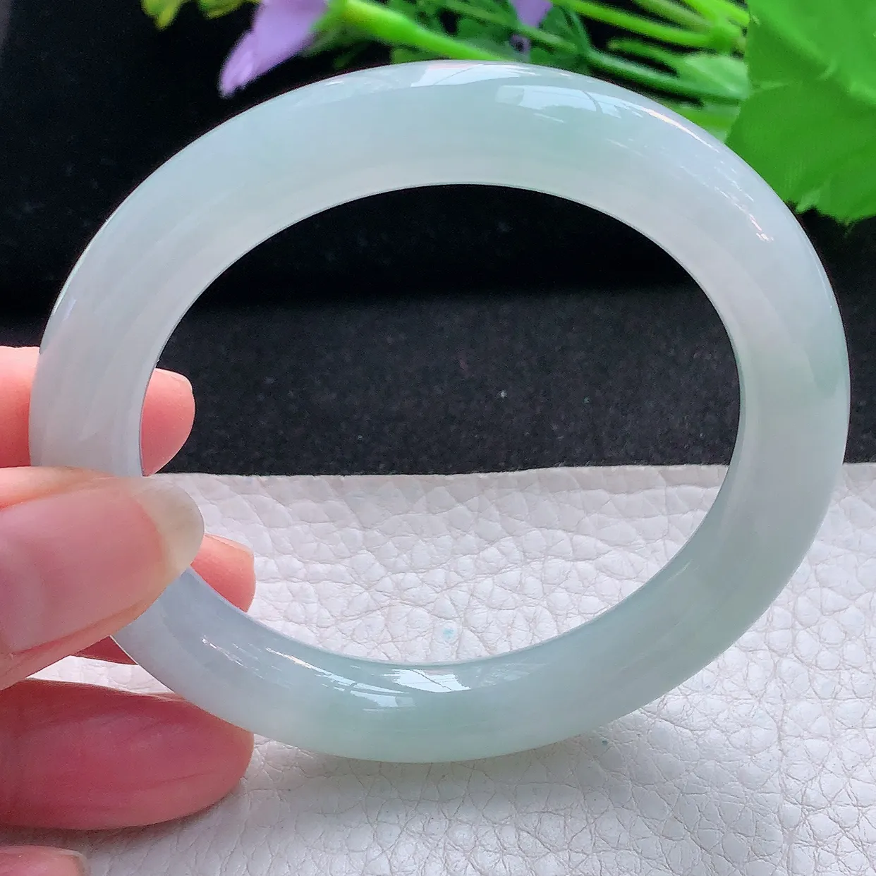 js实拍56*10美人镯 天然缅甸翡翠玉手镯冰润浅绿圆条玉手环