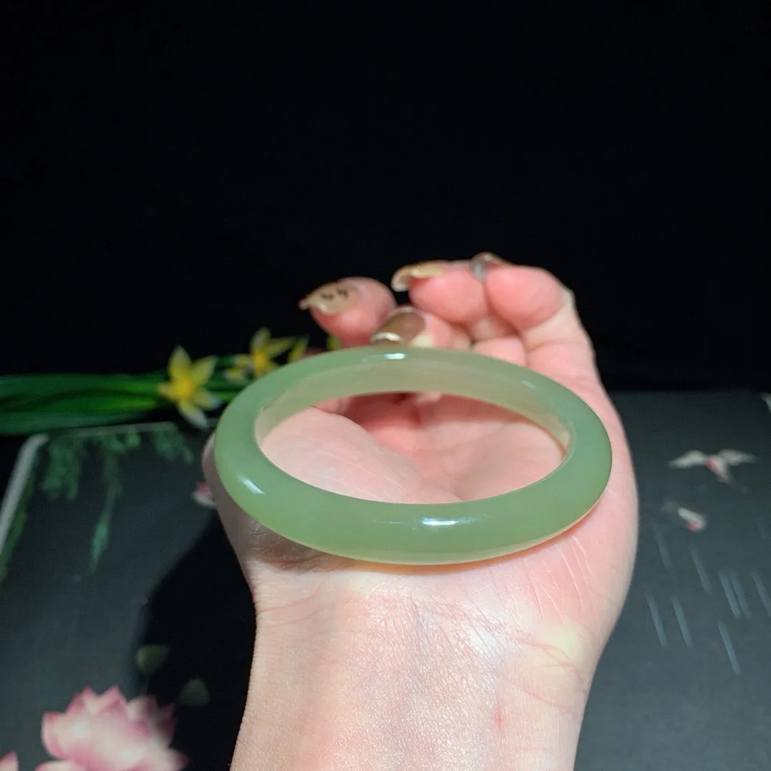 和田玉54.5圈晴水色手镯！清水色！玉质细腻油润 底色纯净  无裂无杂 脂粉好，品质高。