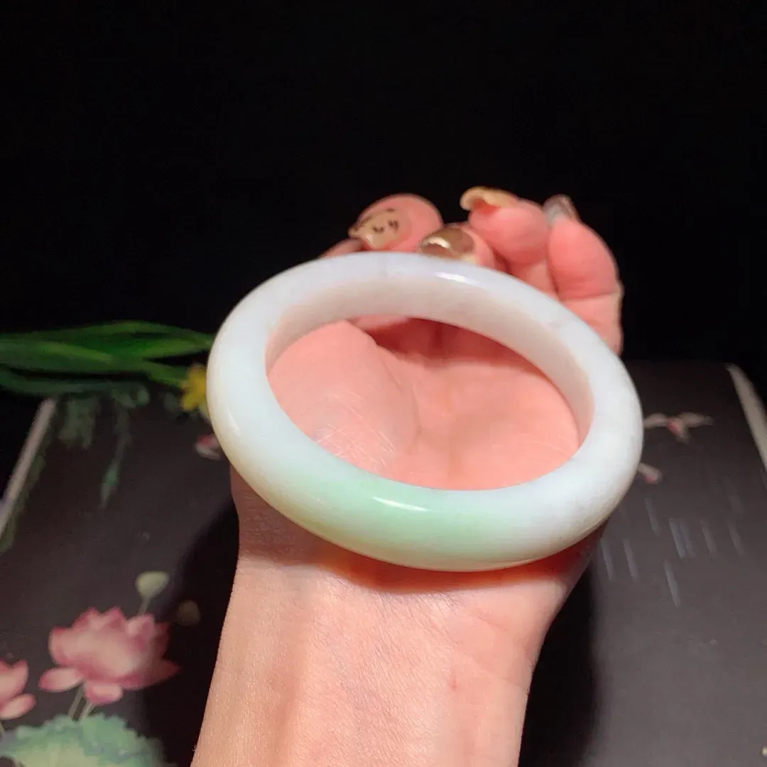 和田玉58圈口翠青手镯！玉质细腻油润 底色纯净 无裂无黑 脂粉好，品质高