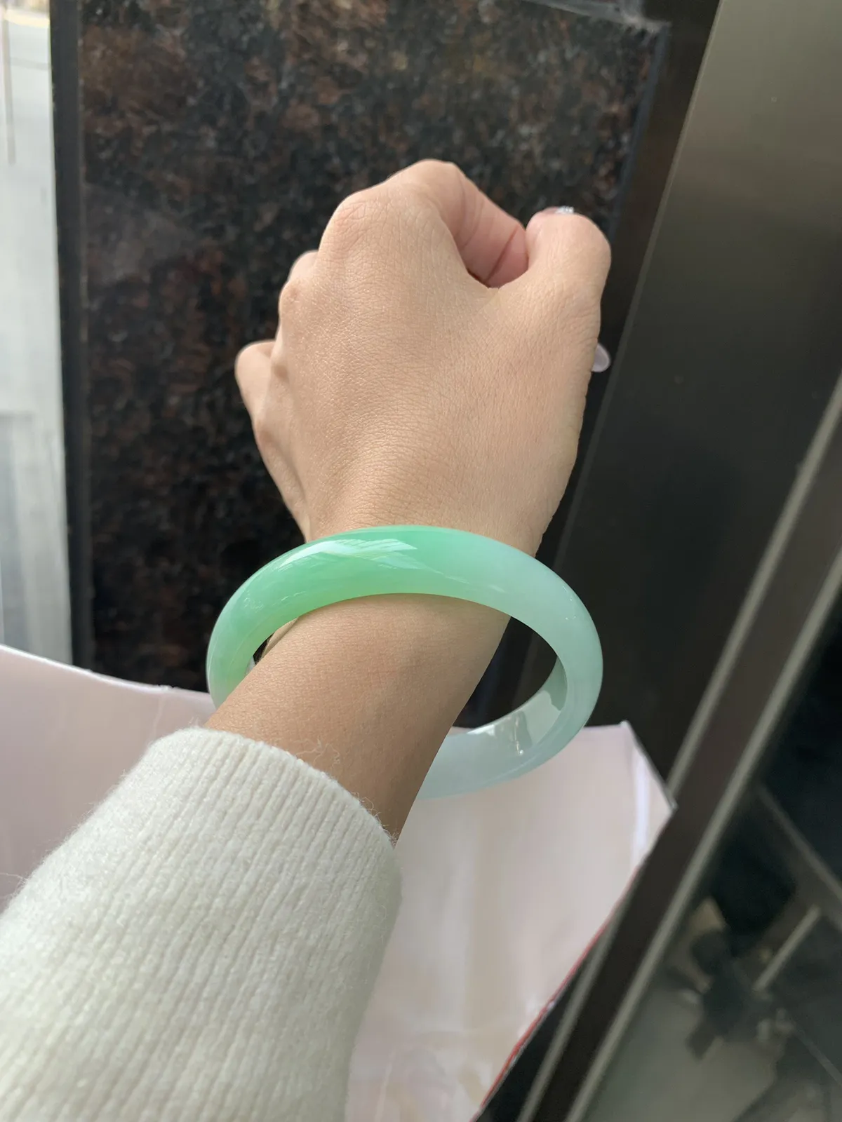 冰胶阳绿半山水
59.5-13.4-7.5底妆水润细腻，半截甜阳翠色肆意流淌，娇艳欲滴，半山半水，宛如春日里的繁华盛景