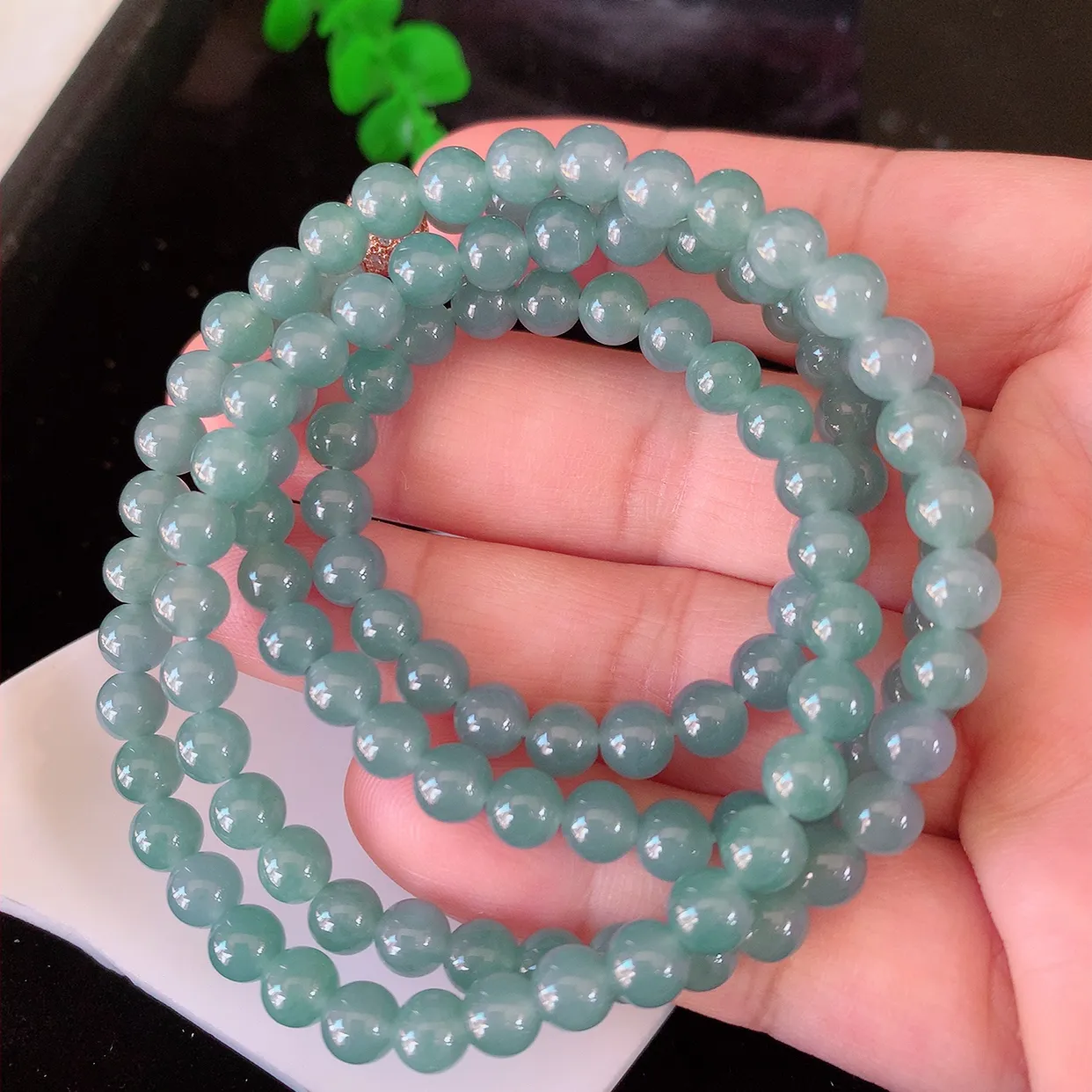 自然光实拍，冰种满色翡翠项链，翠色灵动，佩戴效果时尚出众，尽显气质，玉质细腻，美感十足。#001.1取一尺寸5.8