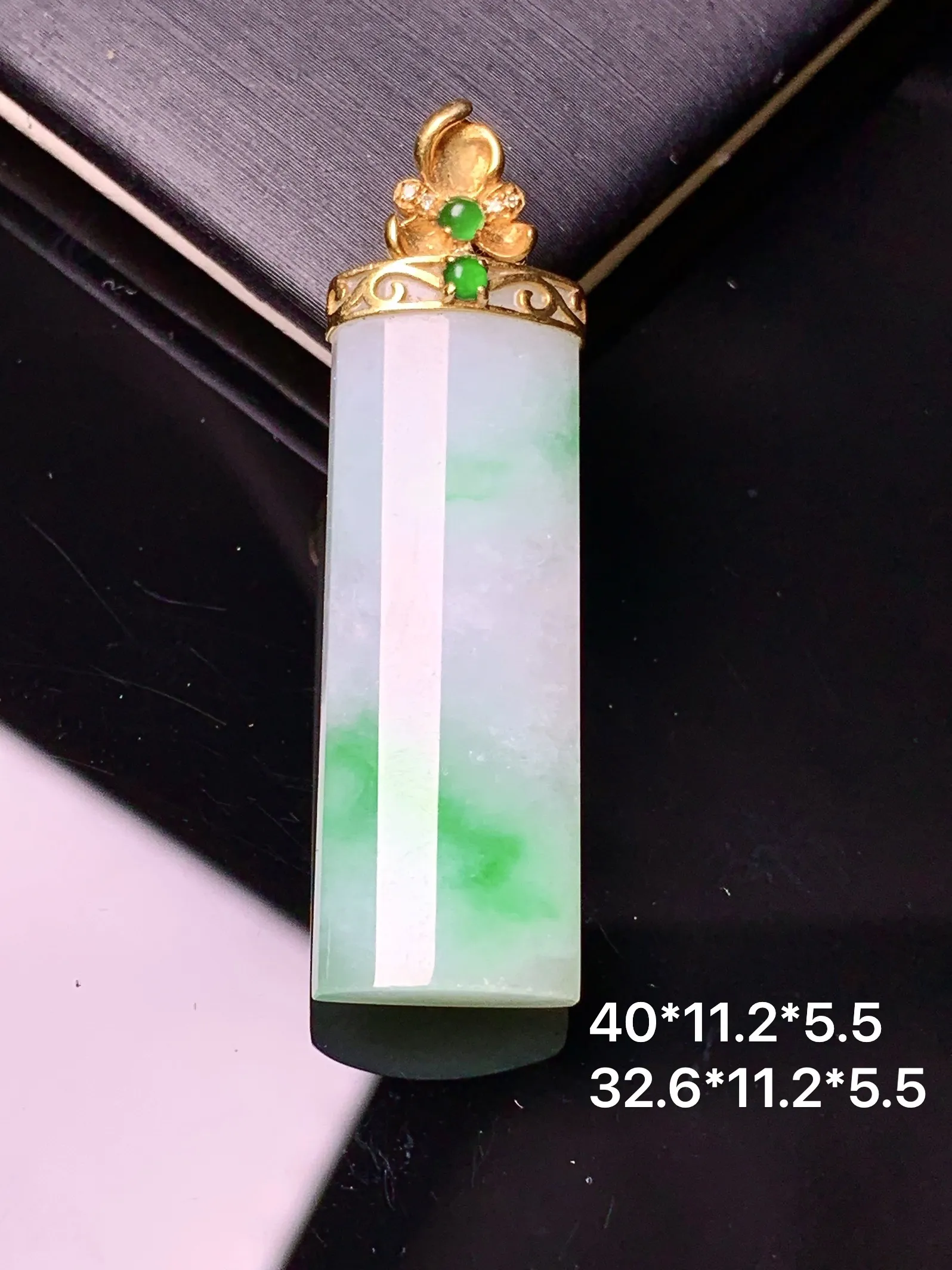 18k金镶嵌飘绿玉柱吊坠 玉质细腻 色泽艳丽清新 整体尺寸40*11.2*5.5