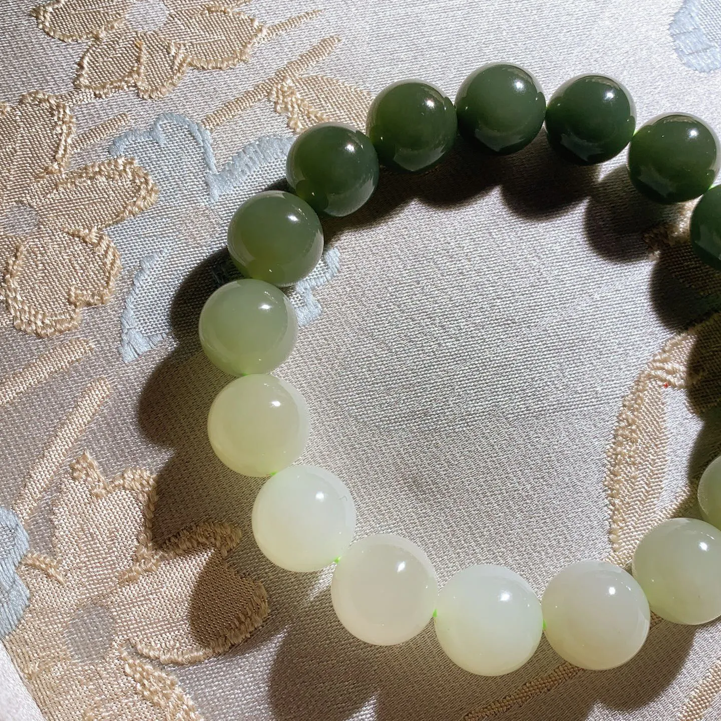 和田玉白加湖水绿渐变手串 单颗尺寸12！玉质细腻油润。手推出油品相大气。250109