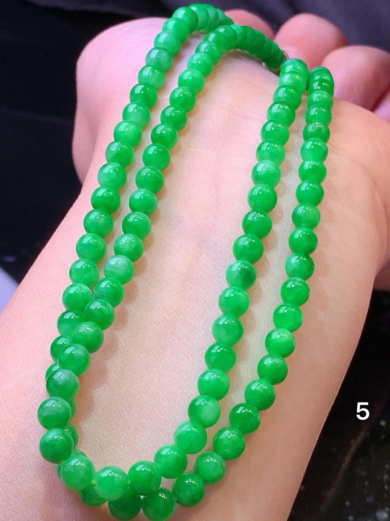 翠绿圆珠项链 玉质细腻 色泽艳丽清新 整体尺寸5