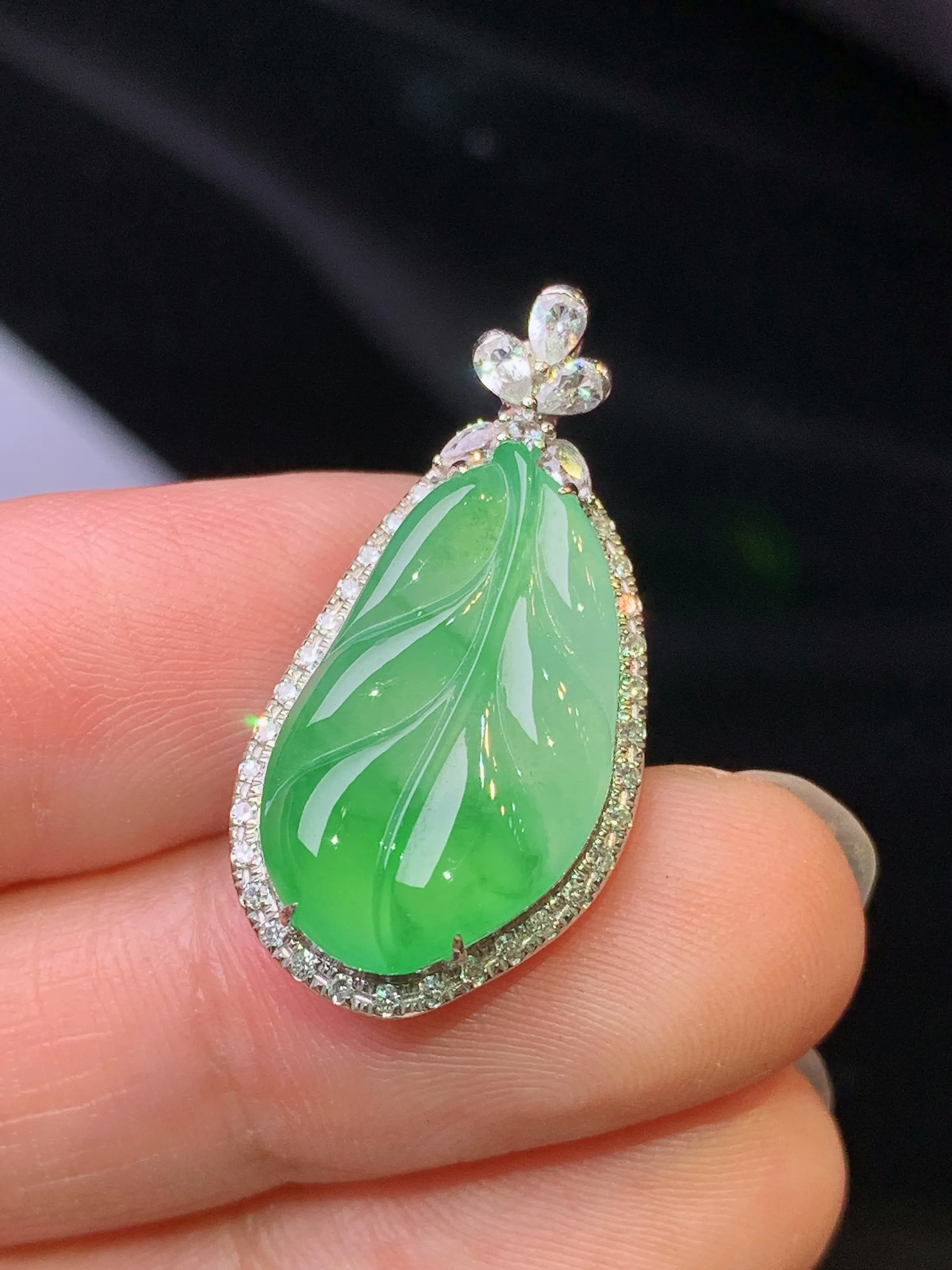 18k金镶嵌翠绿树叶吊坠 玉质细腻 色泽艳丽清新 整体尺寸28*14*6.5