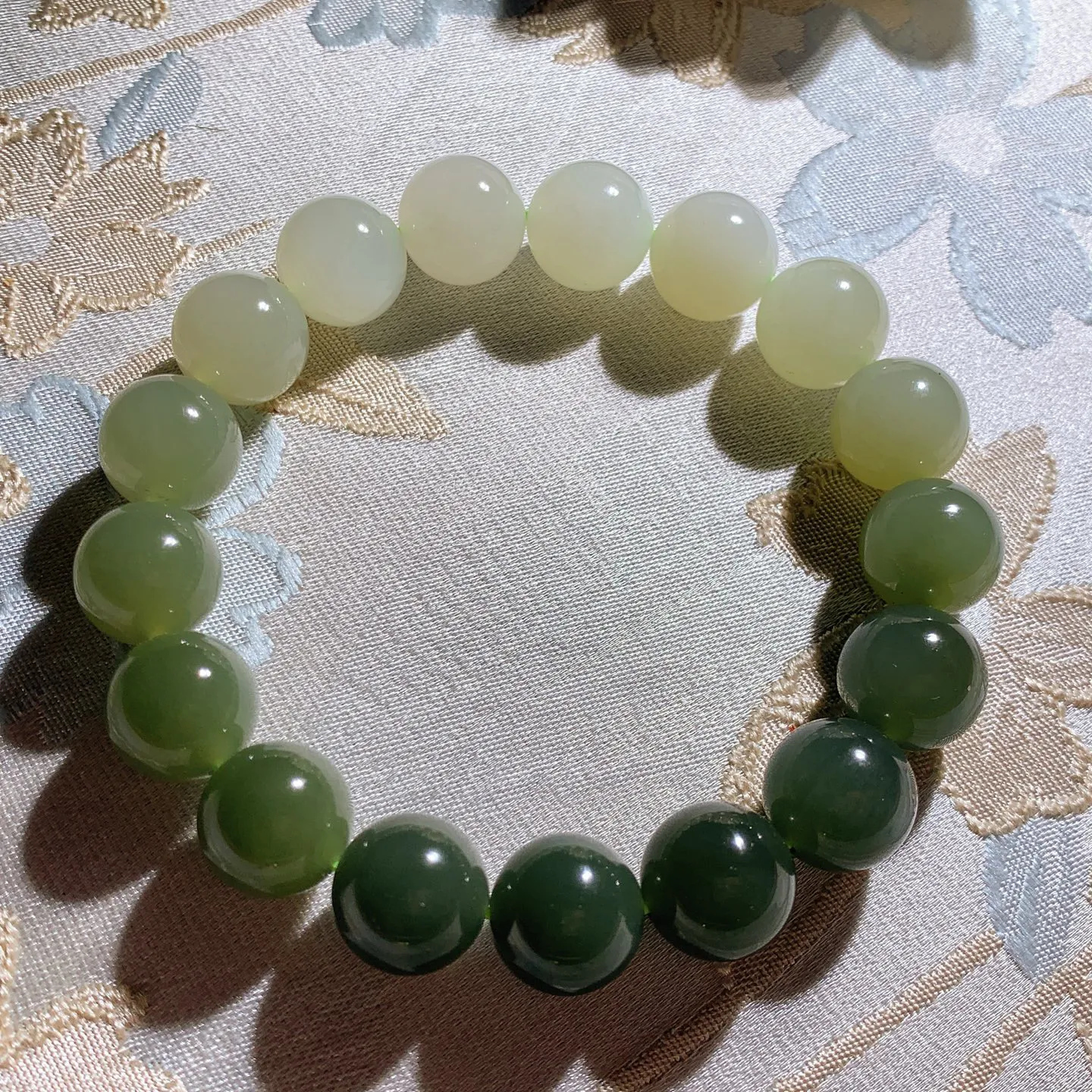 和田玉白加湖水绿渐变手串 单颗尺寸12！玉质细腻油润。手推出油品相大气。250109