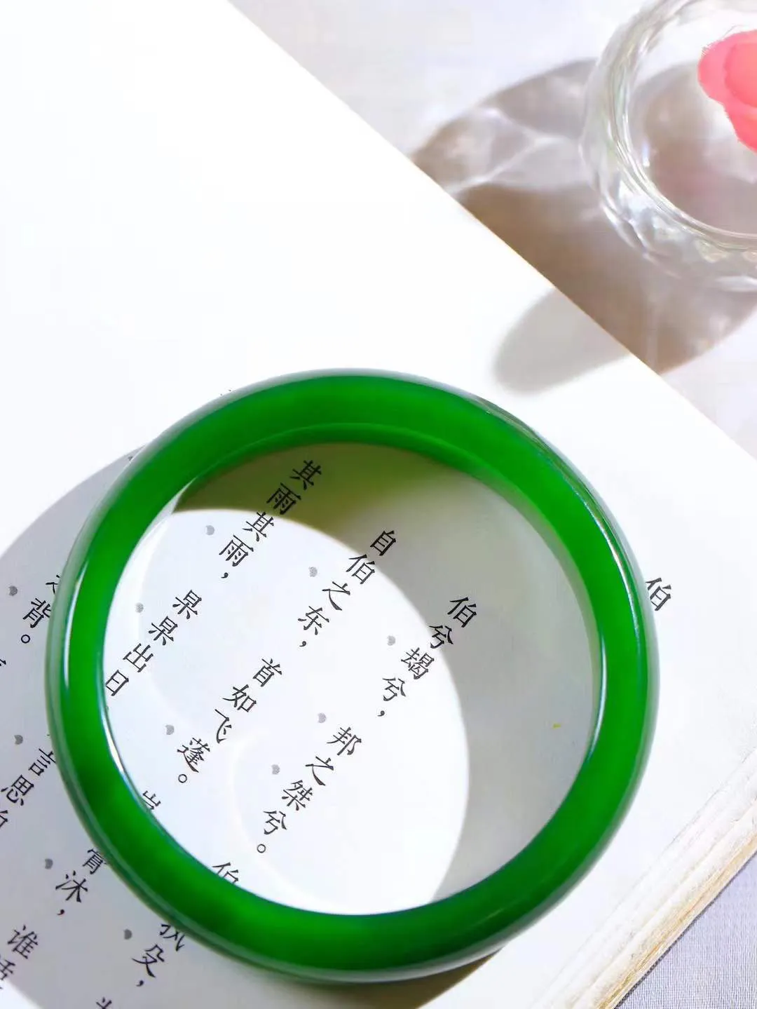 【悠悠芳华.镯】

典藏级和田玉碧玉手镯 玉质温润 青葱岁月，尽收腕中，婉转流畅，凝岁月悠长。盈一眸恬淡，挽一抹绿意。重45克 内径56mm尺寸11.7-7.7mm   86161055A