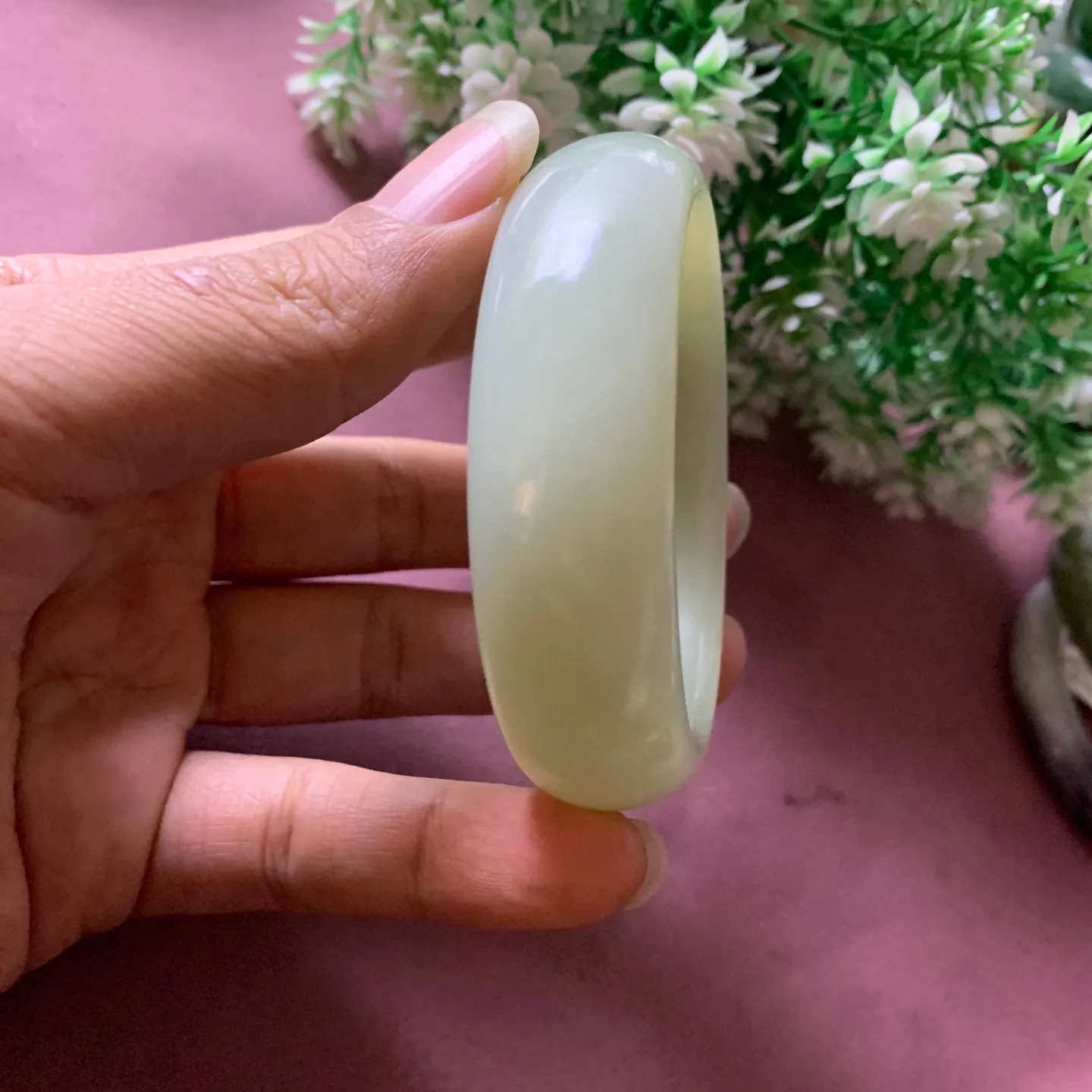 53圈口和田玉贵妃手镯【挽间柔情】，实际佩戴53圈口，精品粉糖，镯型古朴典雅。在诗情画意的雨巷相遇，