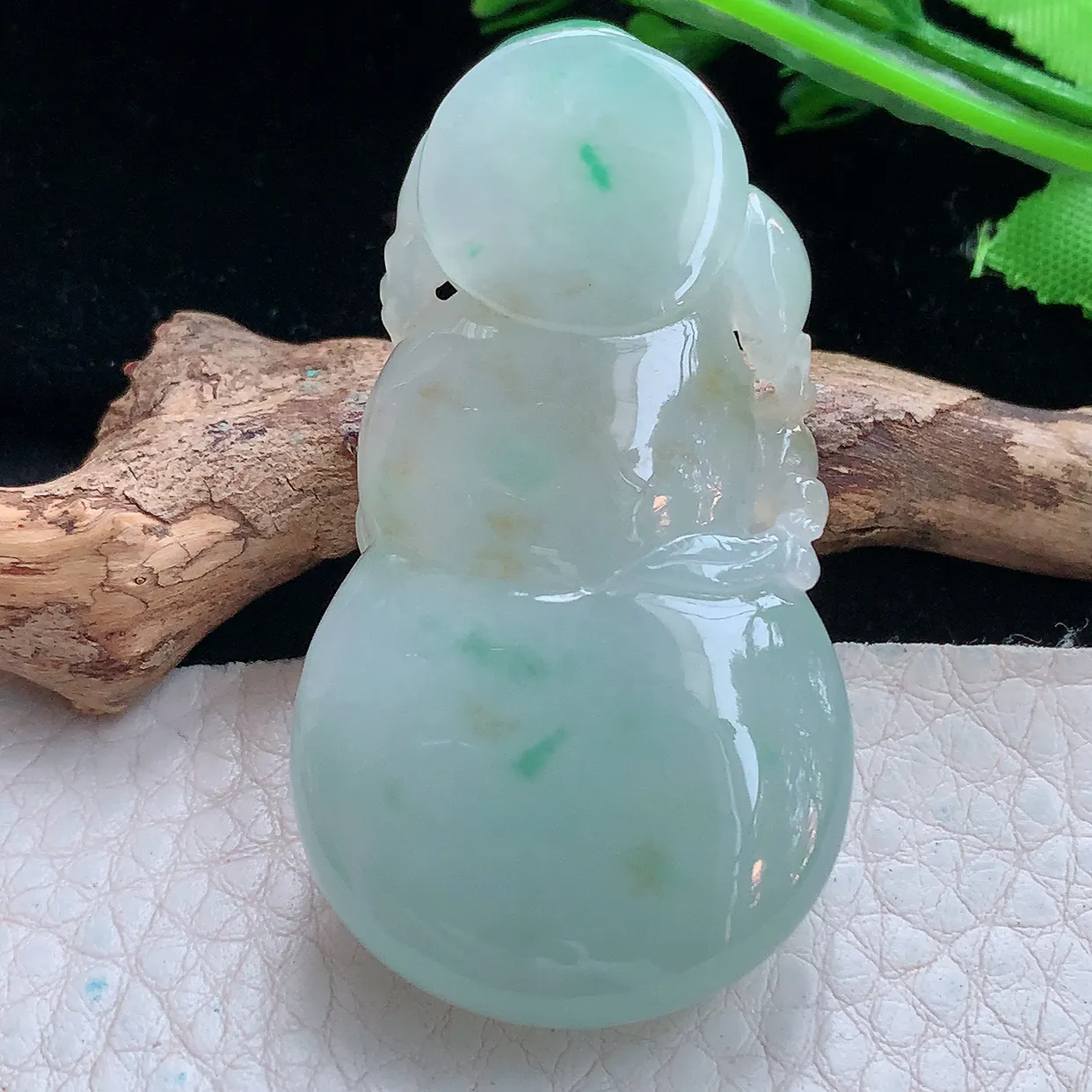 lz实拍53.5*29*12.2缅甸翡翠精雕冰胶飘绿大葫芦玉项坠 玉挂件