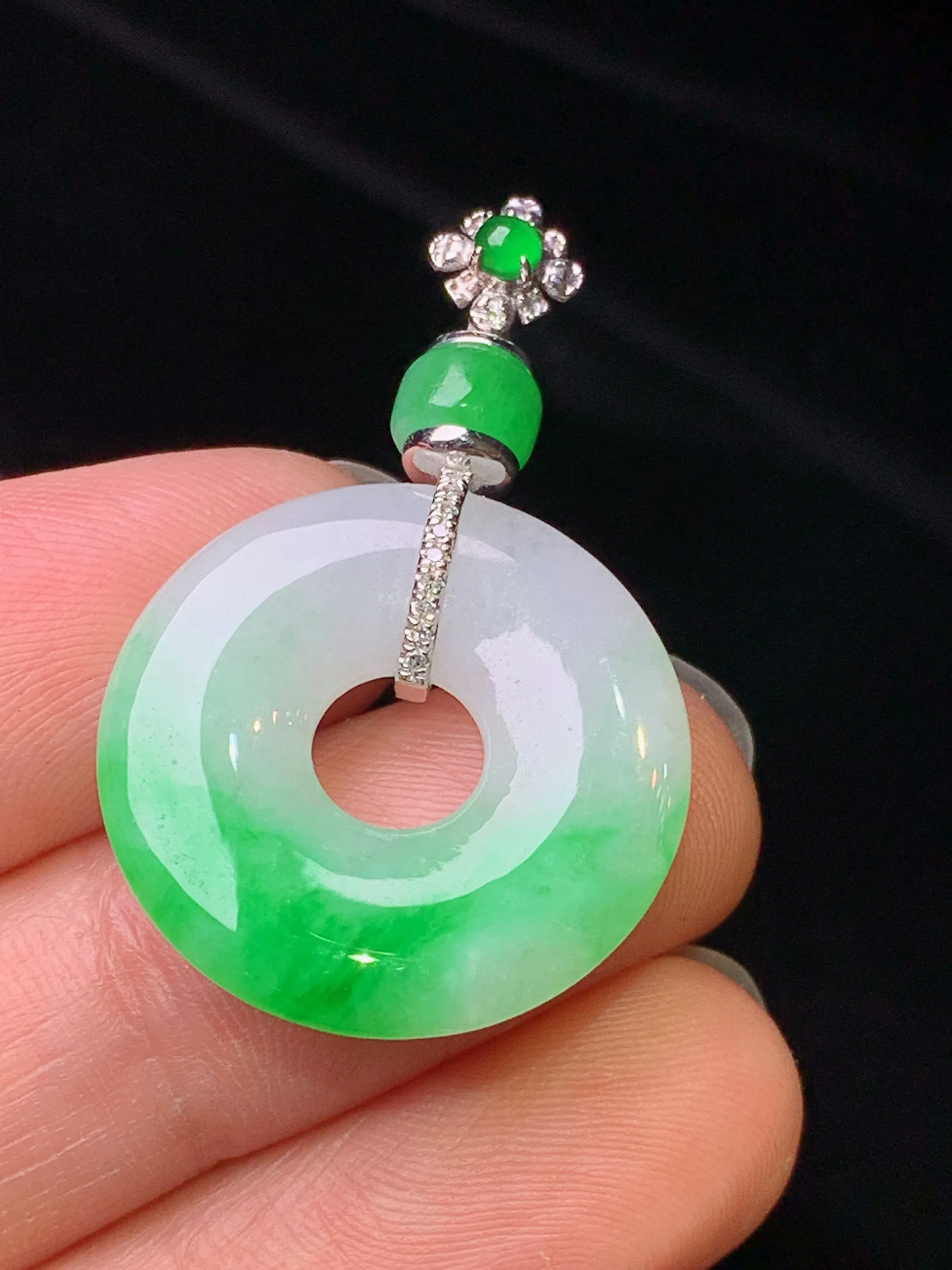 18k金钻镶嵌飘绿平安扣吊坠 玉质细腻 色泽艳丽清新 整体尺寸33.5*21*3.7