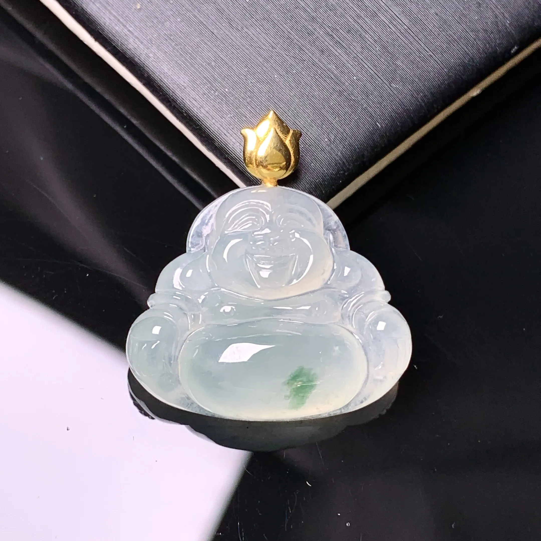 18k金镶嵌冰种飘绿佛公吊坠 玉质细腻 色泽艳丽清新 整体尺寸25*23*6.8