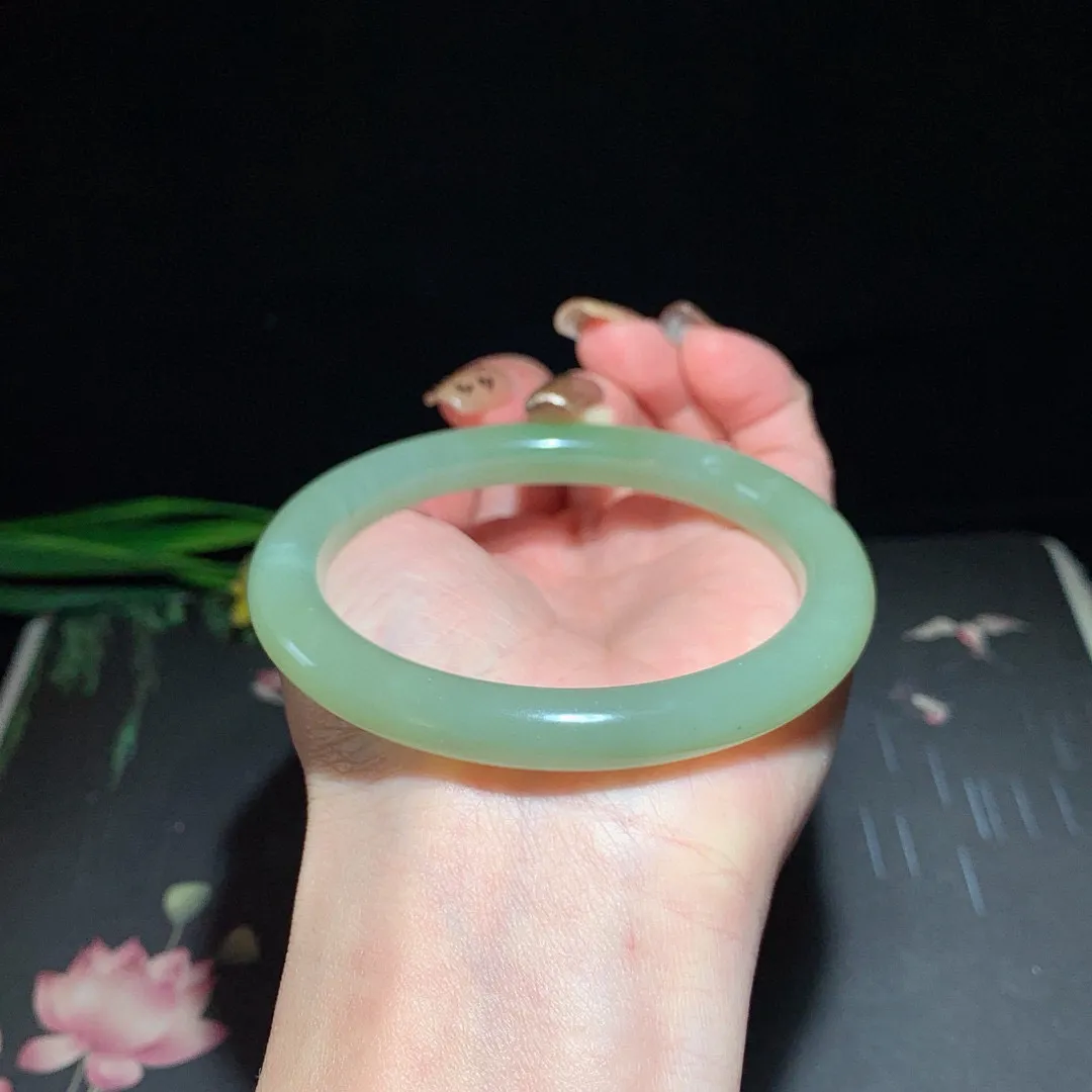 和田玉59圈口翠青手镯！玉质细腻油润 底色纯净 无裂无黑 脂粉好，品质高