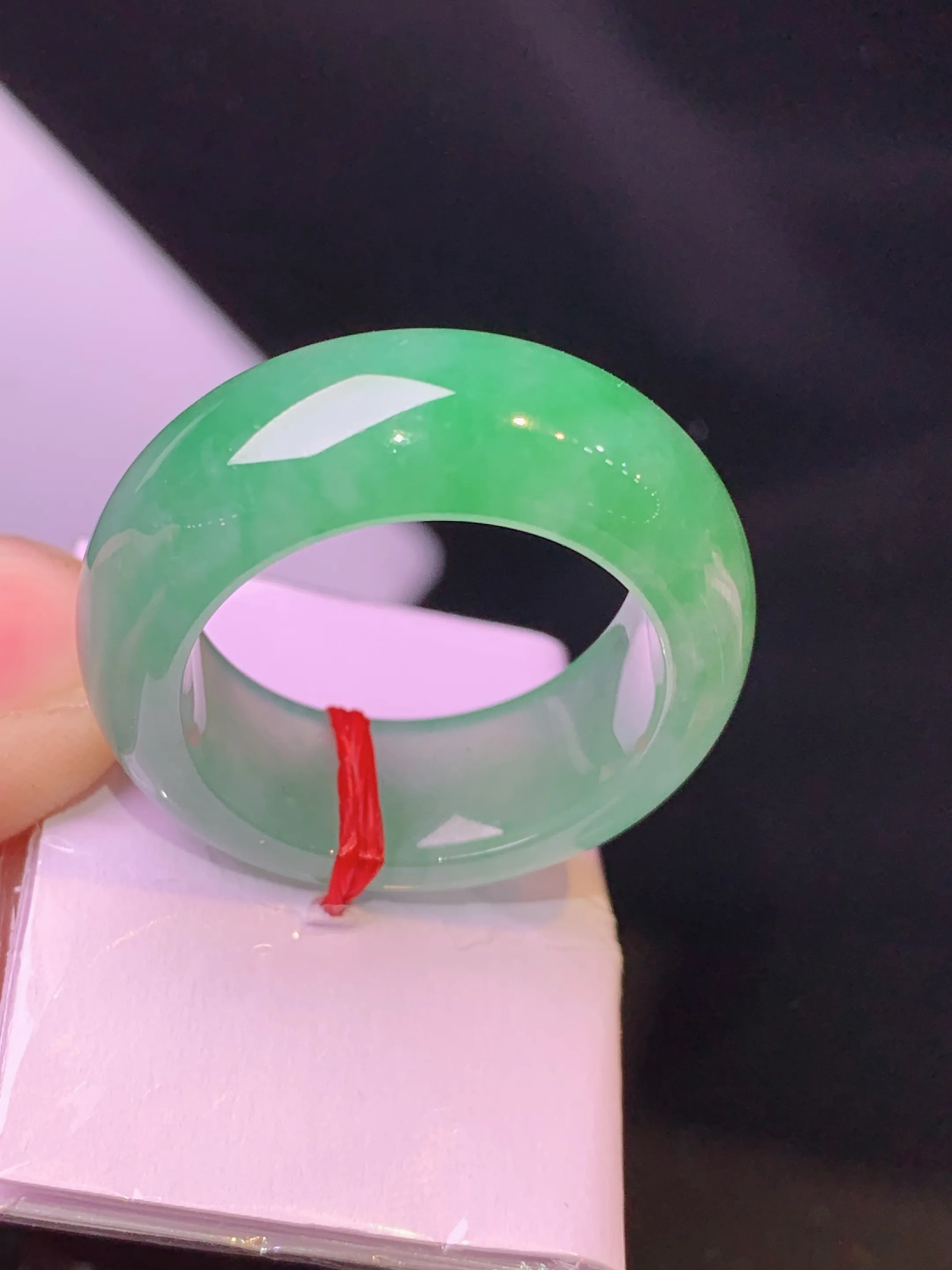 翠绿指环 吊坠 玉质细腻 色泽艳丽清新 圈口20 整体尺寸28.2*8.8*4.5