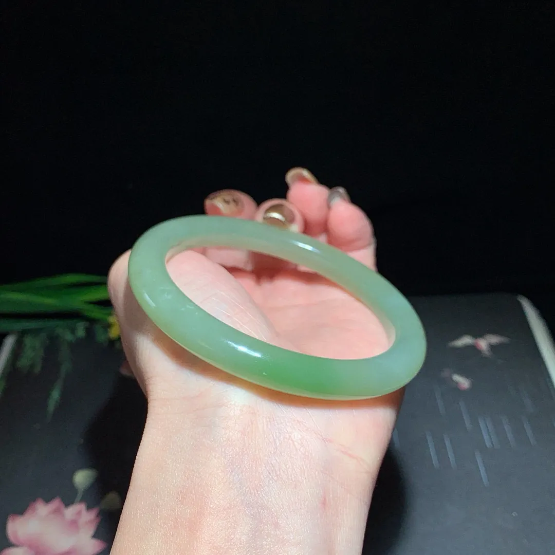 和田玉59圈口翠青手镯！玉质细腻油润 底色纯净 无裂无黑 脂粉好，品质高