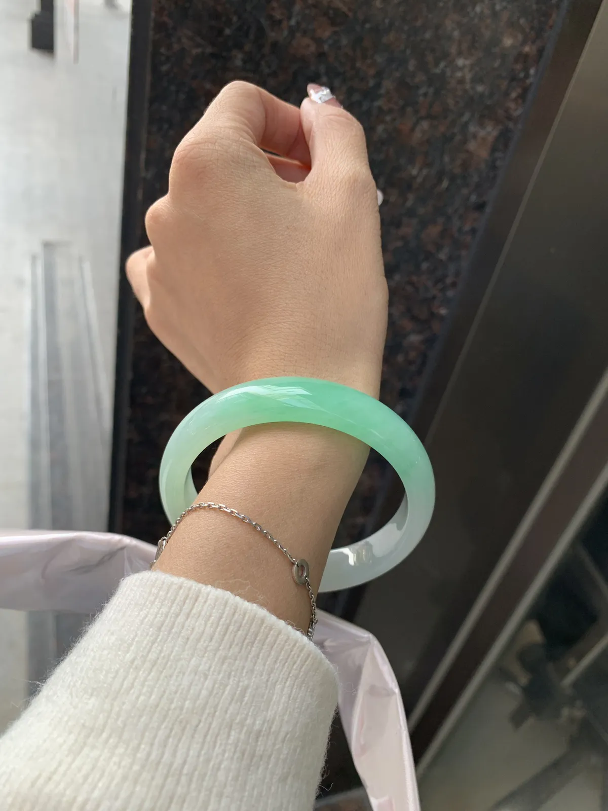 冰胶阳绿半山水
59.5-13.4-7.5底妆水润细腻，半截甜阳翠色肆意流淌，娇艳欲滴，半山半水，宛如春日里的繁华盛景