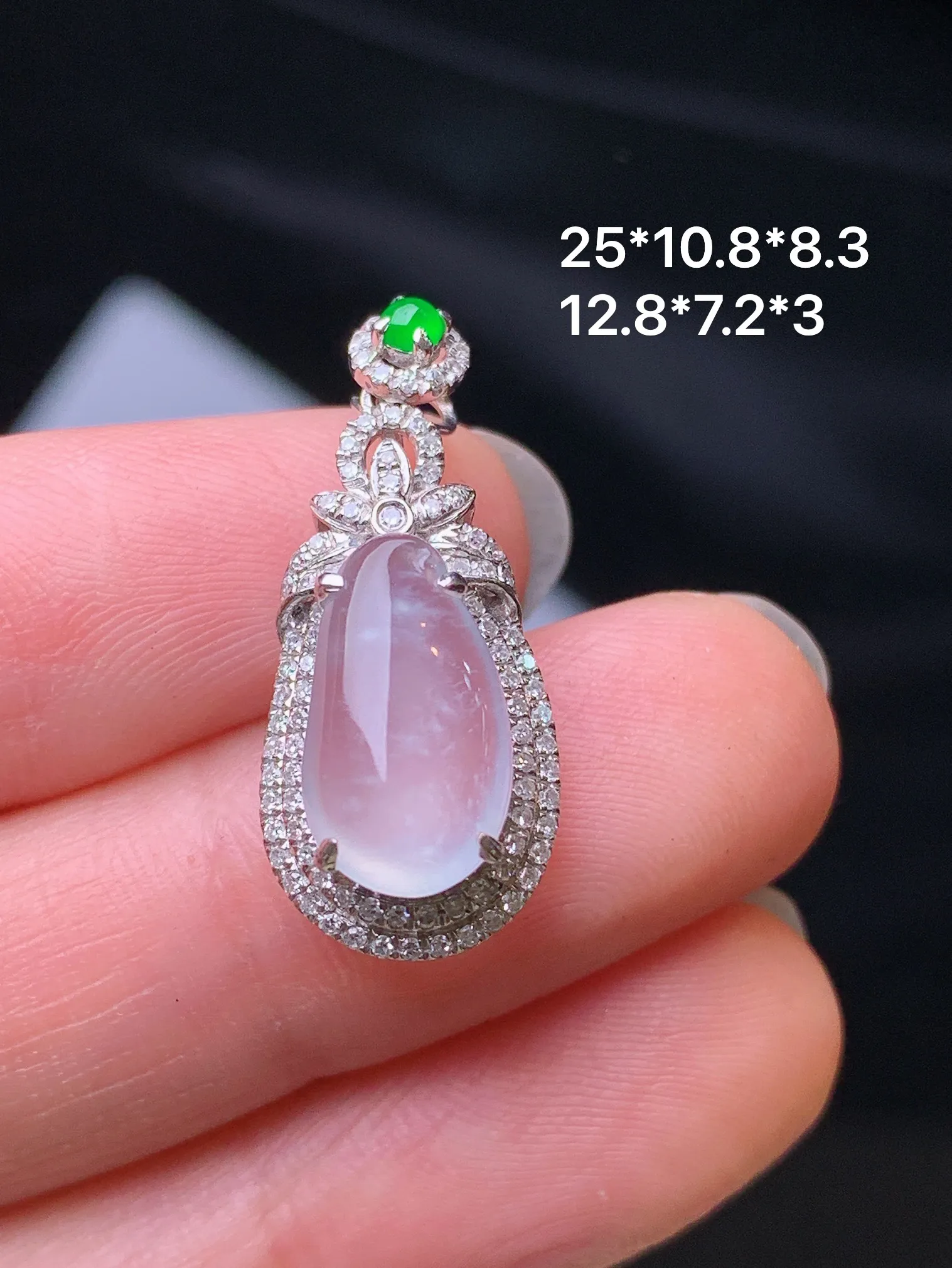 18k金钻镶嵌冰种福瓜吊坠 玉质细腻 色泽艳丽清新 整体尺寸25*10.8*8.3